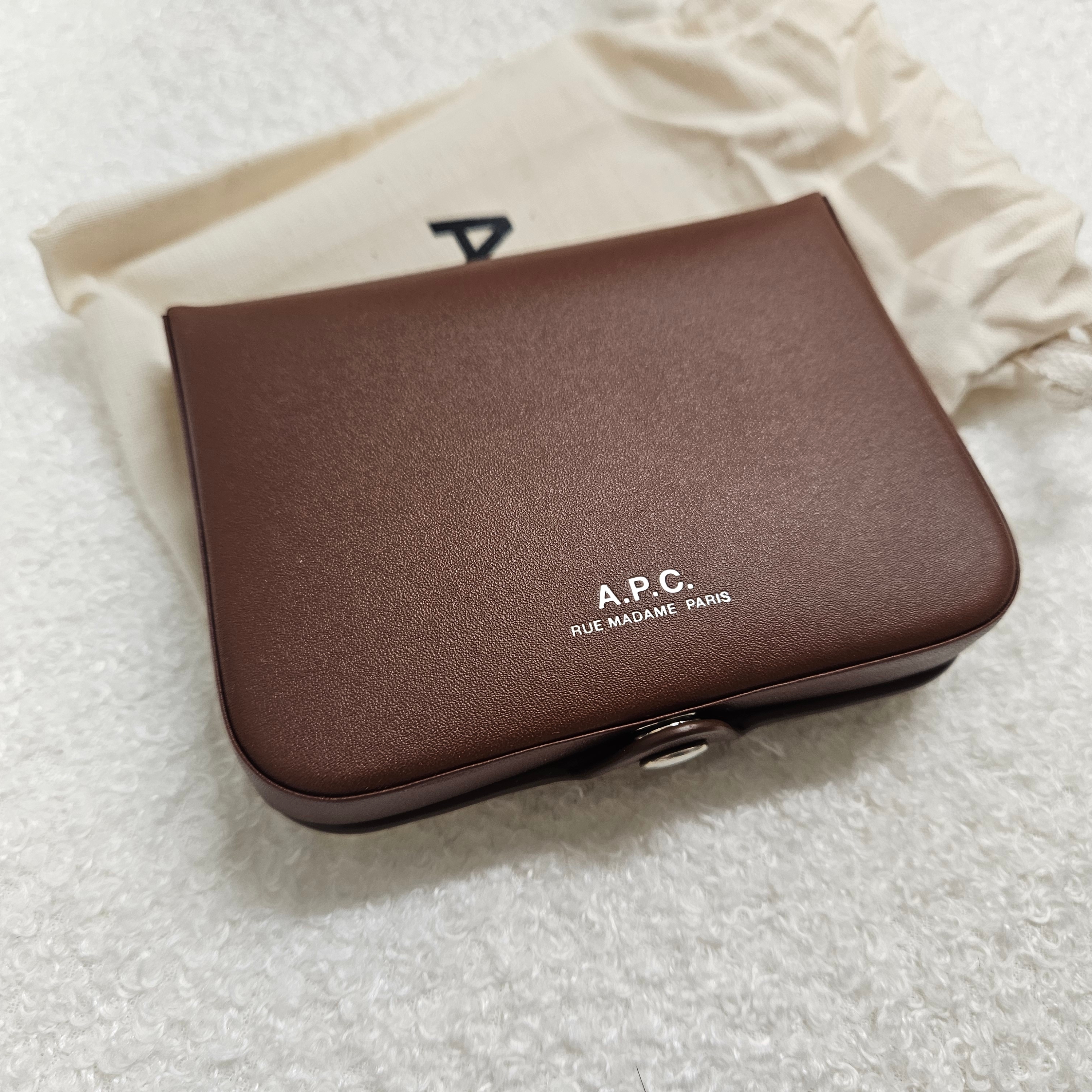 A.P.C. Josh Coin Purse Nut Brown 착용 스타일 - 1