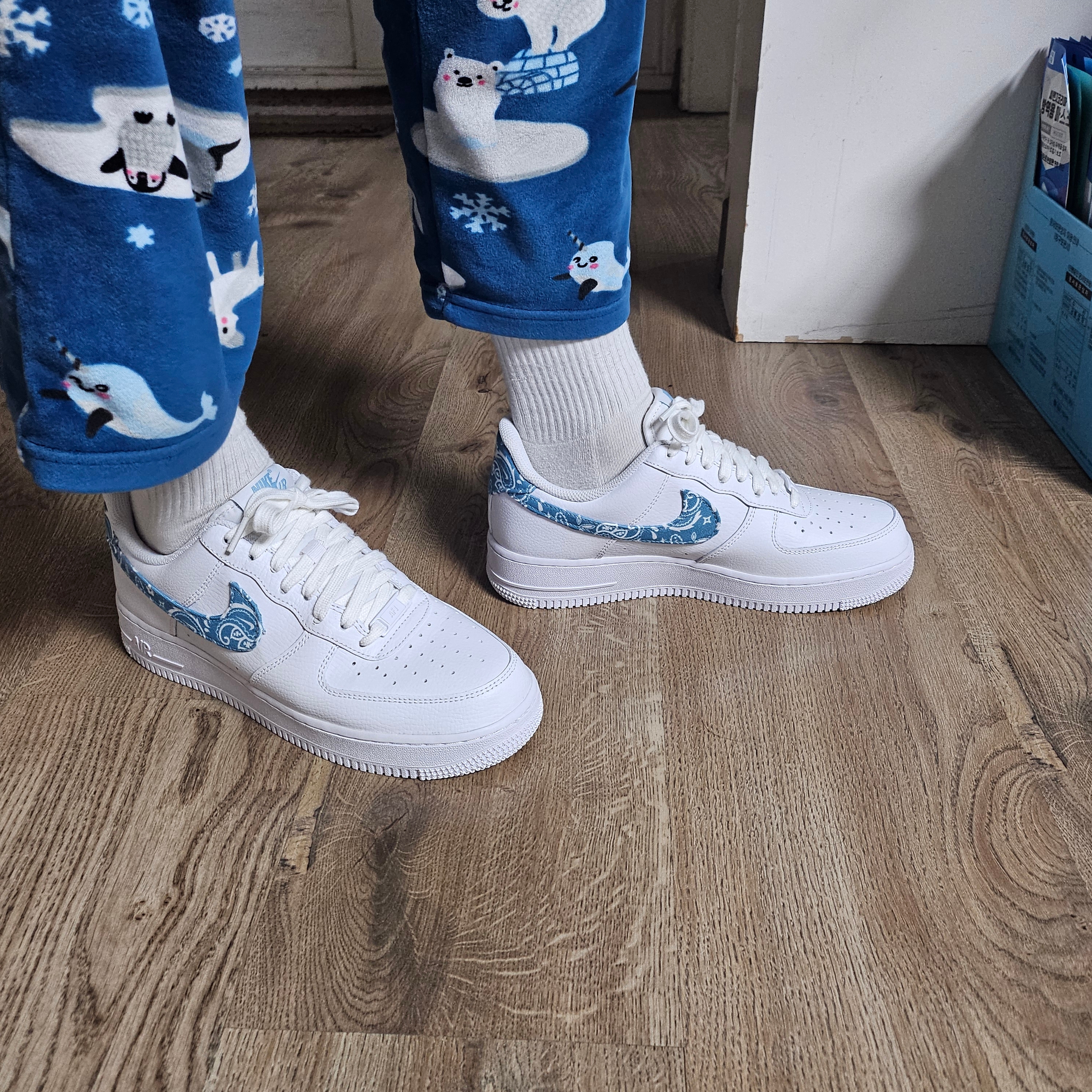 (W) Nike Air Force 1 '07 Essential Paisley Swoosh White Worn Blue 착용 스타일