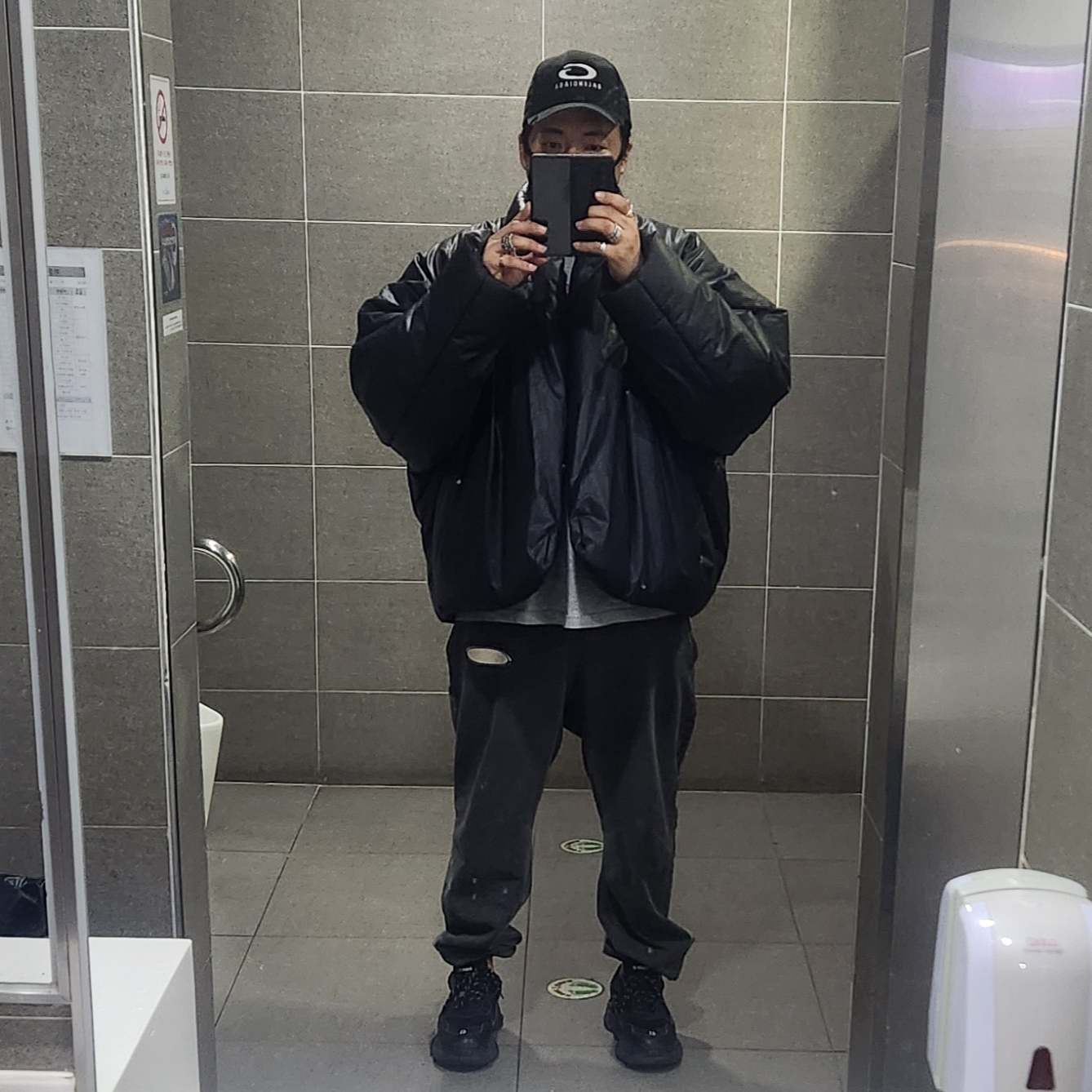 Yeezy Gap Round Jacket Black, Balenciaga 3B Sports Icon Cap Black White 착용 스타일