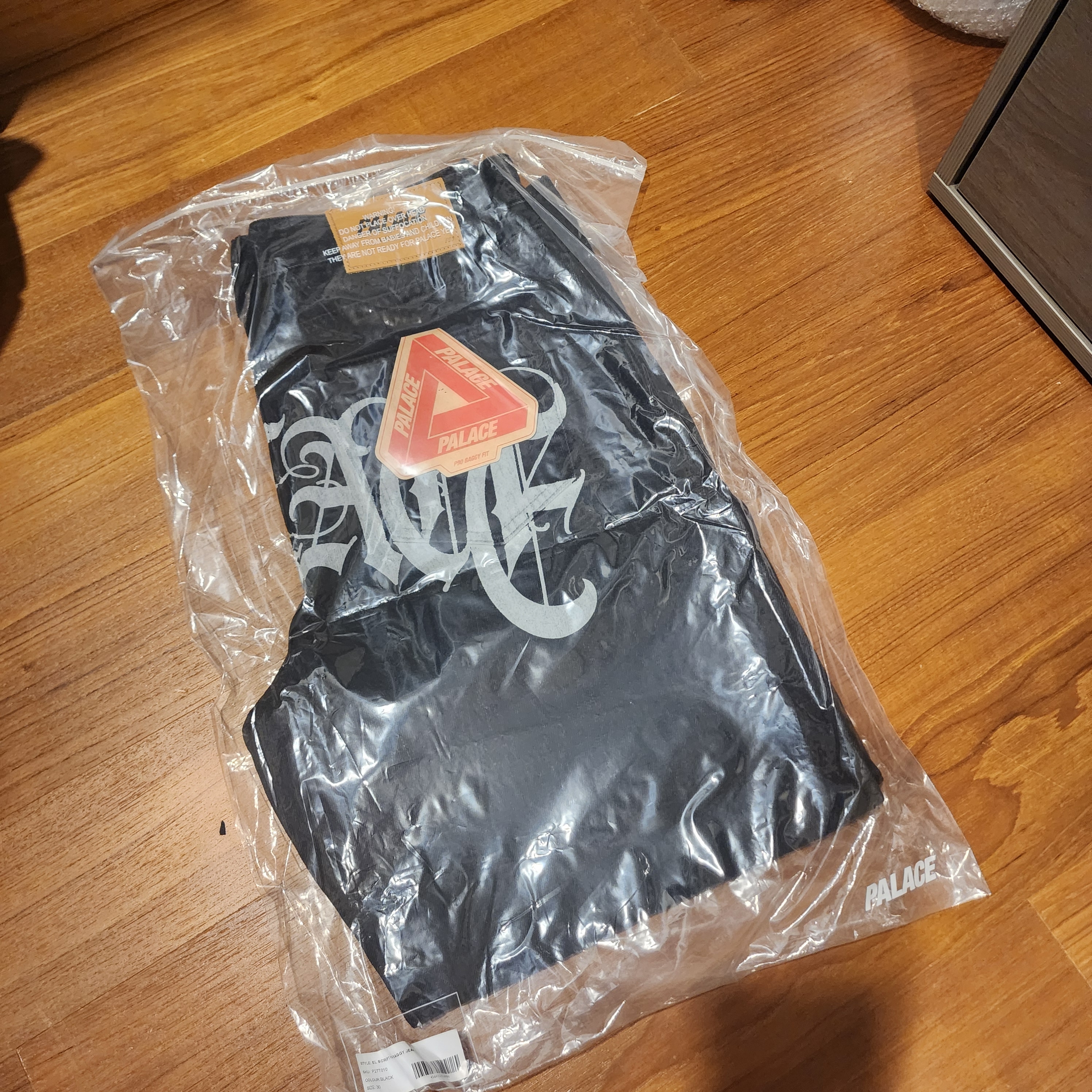Palace EL Script P90 Baggy Jean Black - 24FW 착용 스타일 - 2
