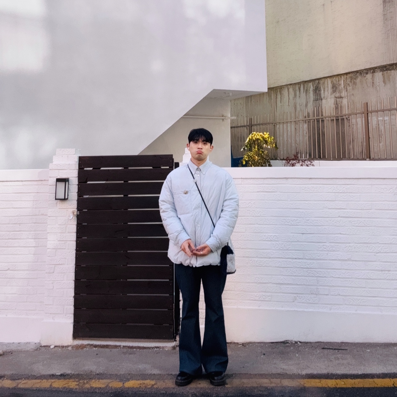 STU Flared Denim Pants Indigo, STU Wing Metal Brooch 착용 스타일 - 1