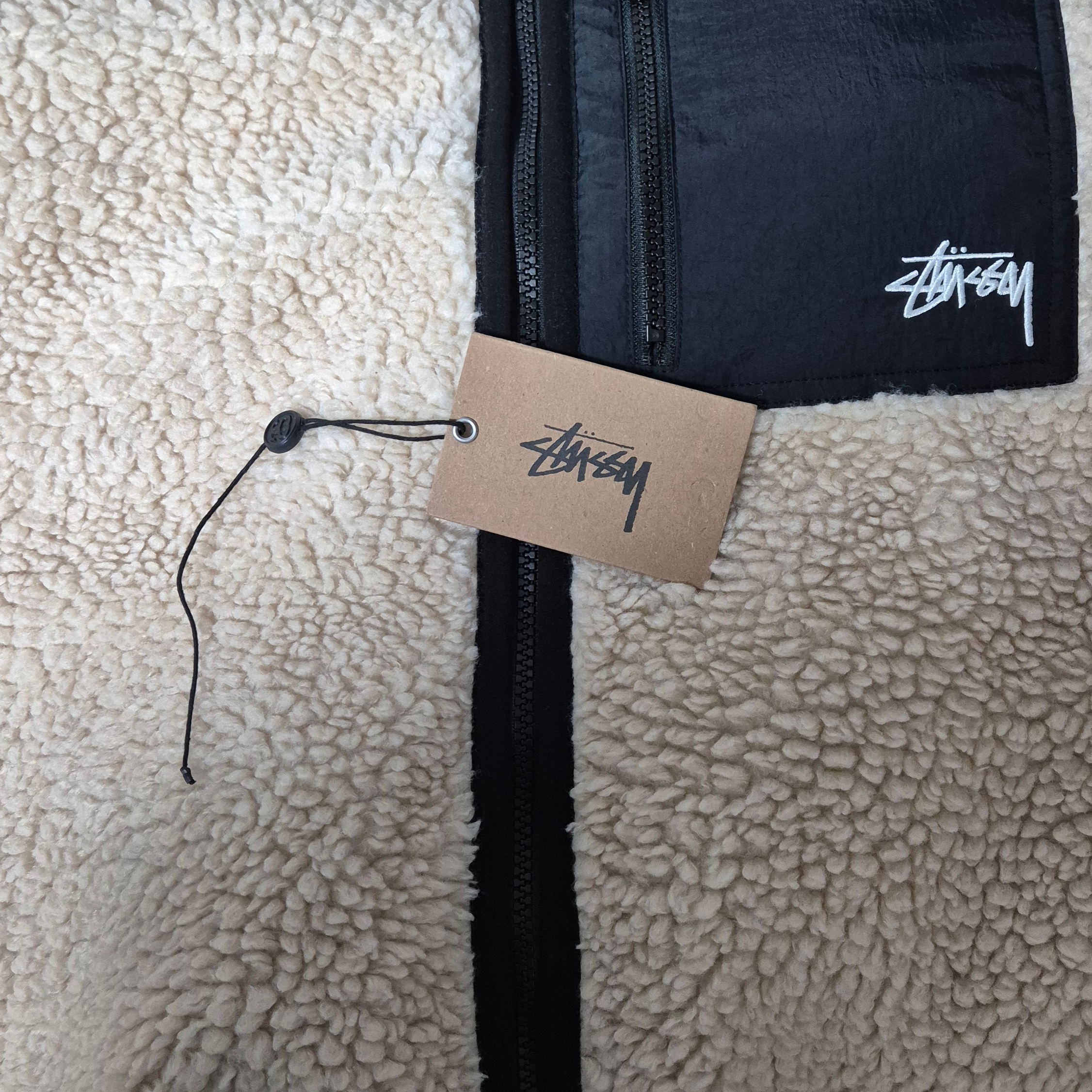 Stussy Sherpa Reversible Jacket Beige 착용 스타일