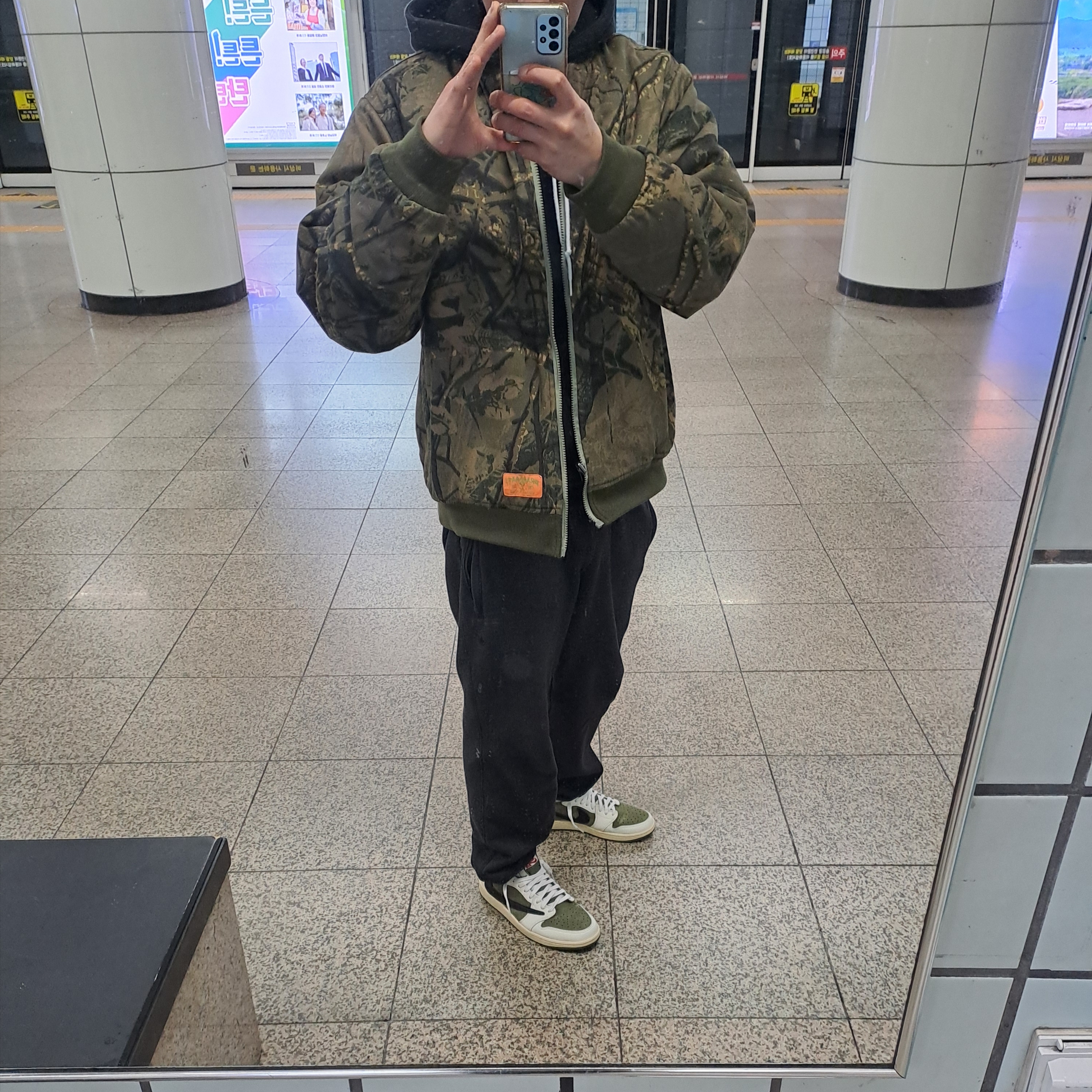 Jordan 1 x Travis Scott Retro Low OG SP Reverse Olive 착용 스타일