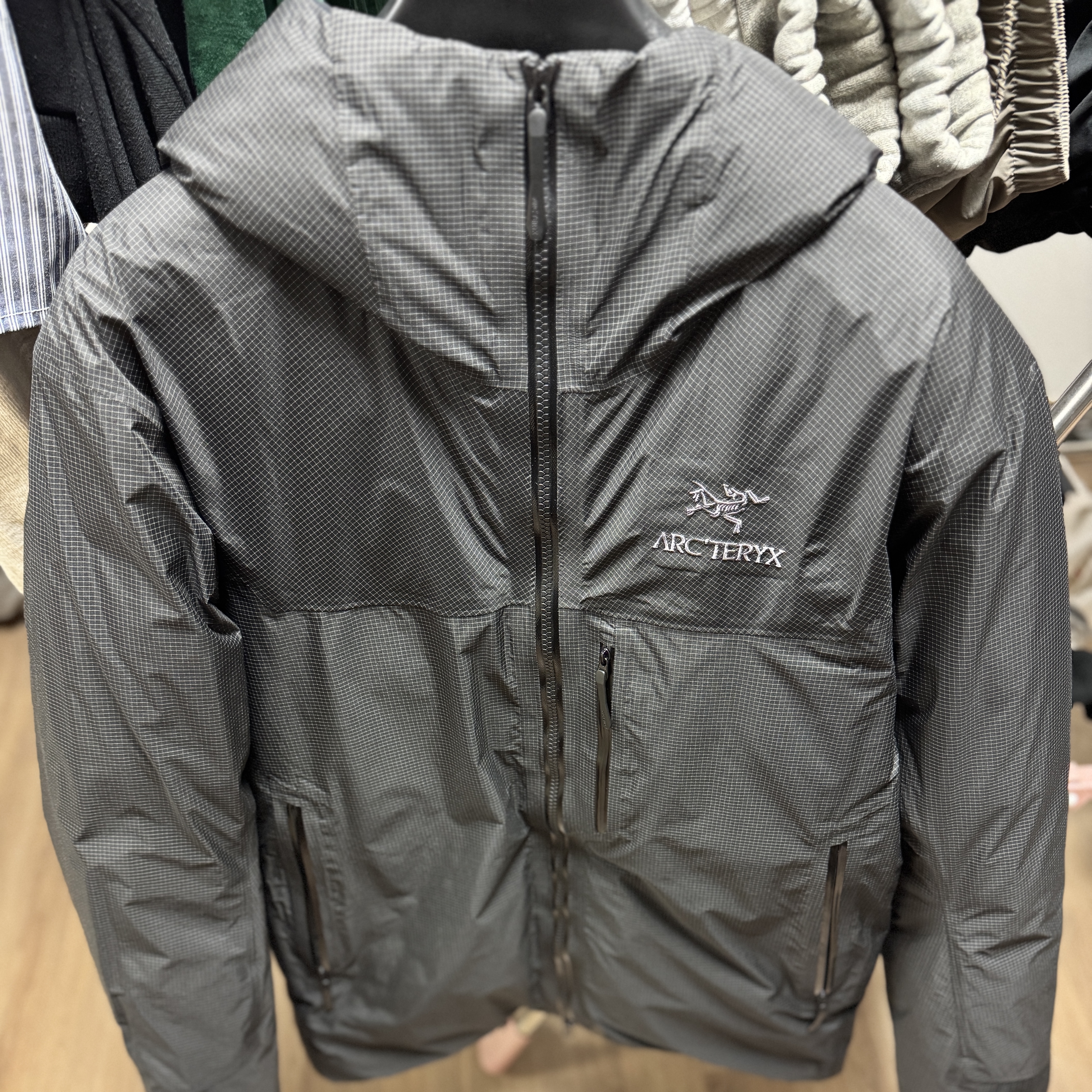 Arc'teryx Alpha Lightweight Parka Black, Nike ACG Trail Cap Black 착용 스타일 - 3
