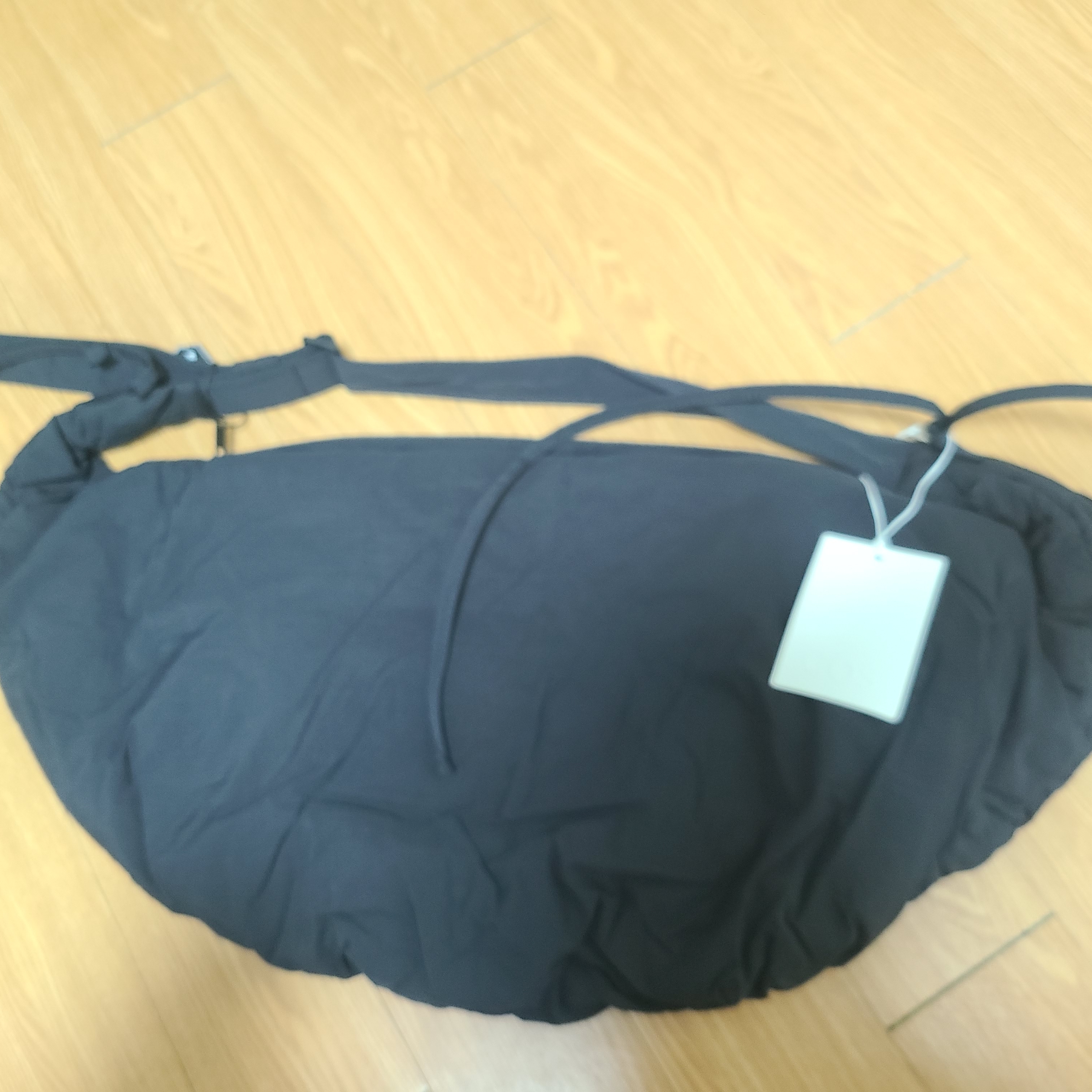 COS Canopy Nylon Mini Crossbody Bag Black 착용 스타일 - 3