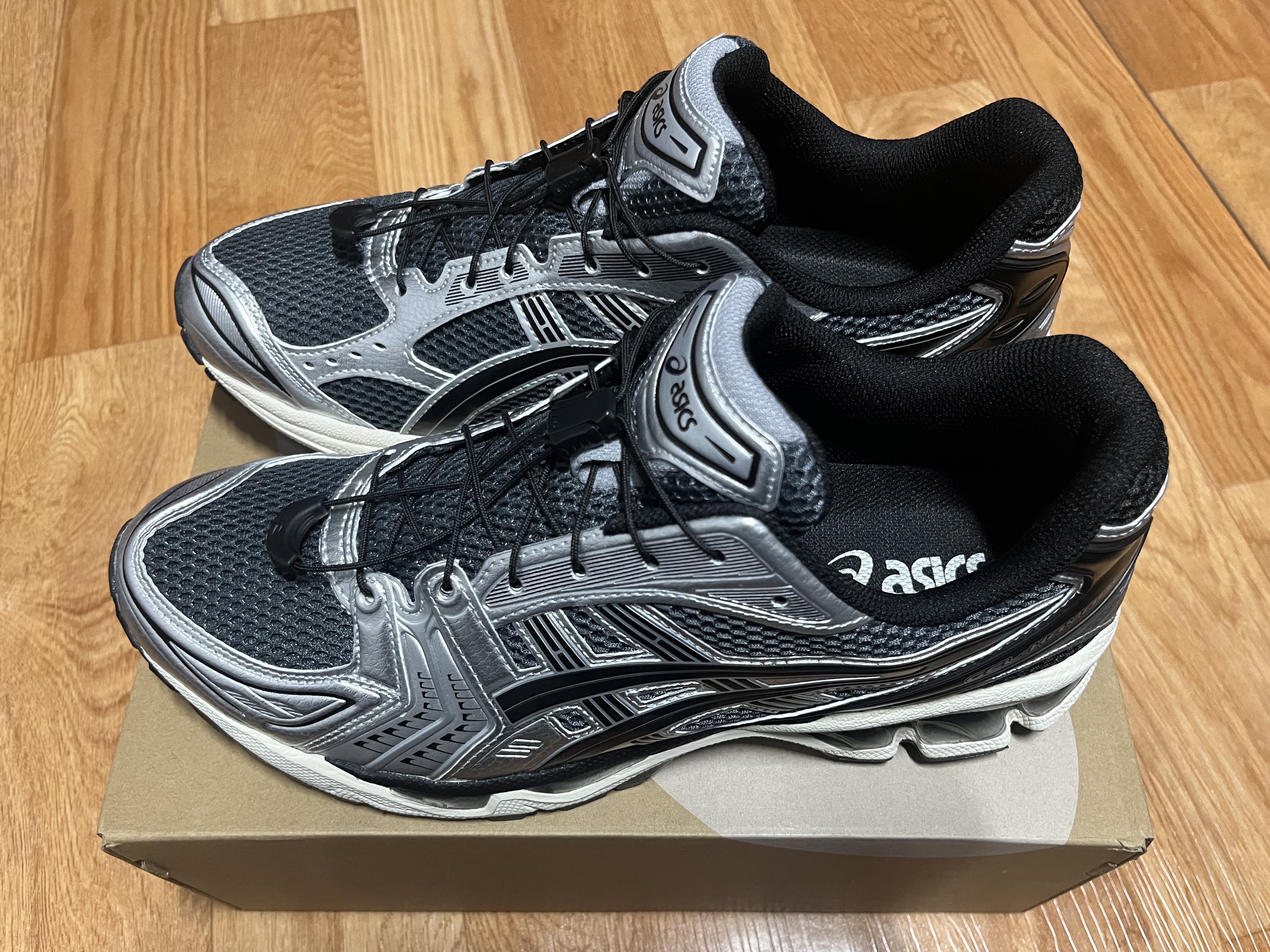 Asics Unlimited Gel-Kayano 14 Carrier Grey Black 착용 스타일