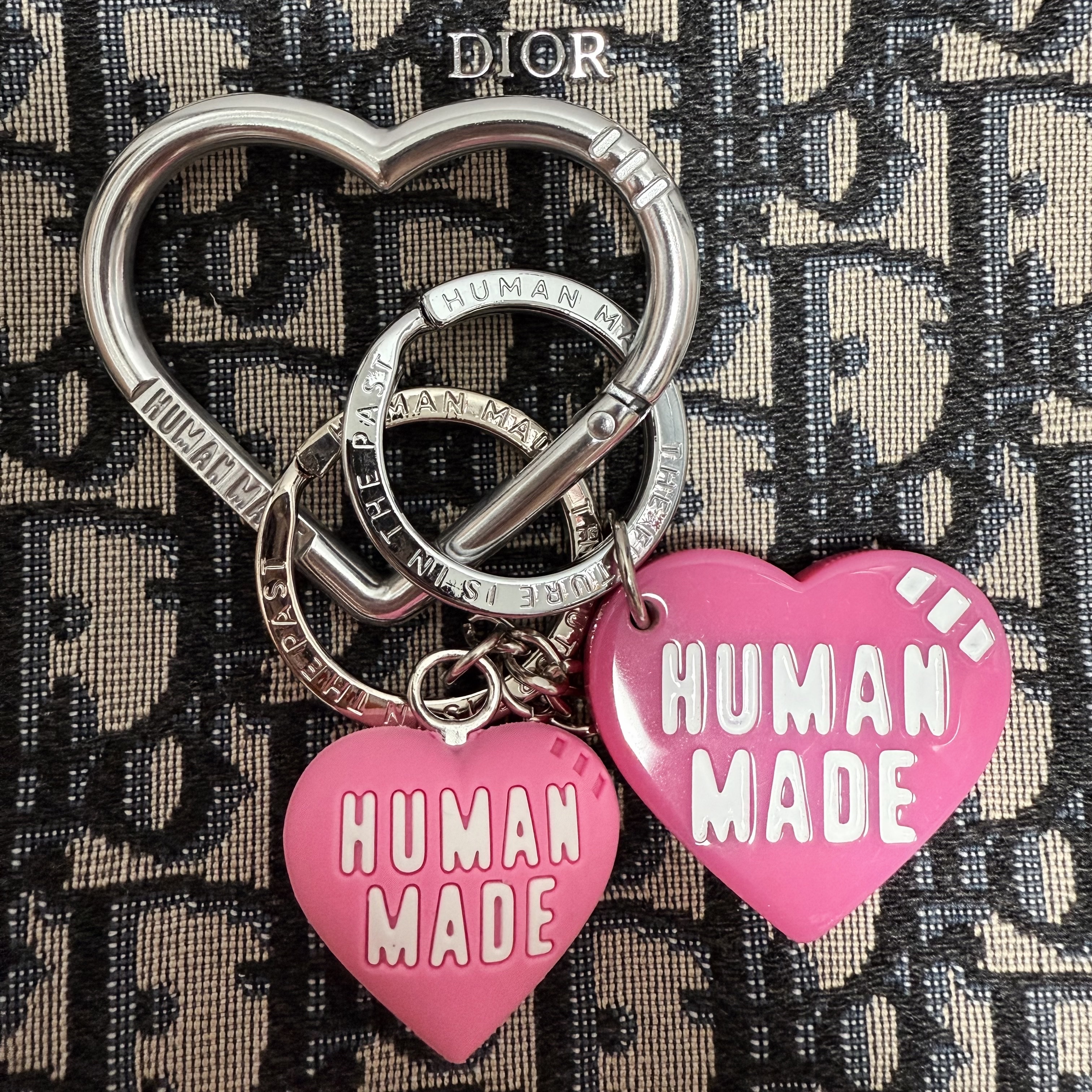 Dior Shoulder Strap Pouch Beige & Black Dior Oblique Jacquard, Human Made Heart Carabiner Silver 착용 스타일