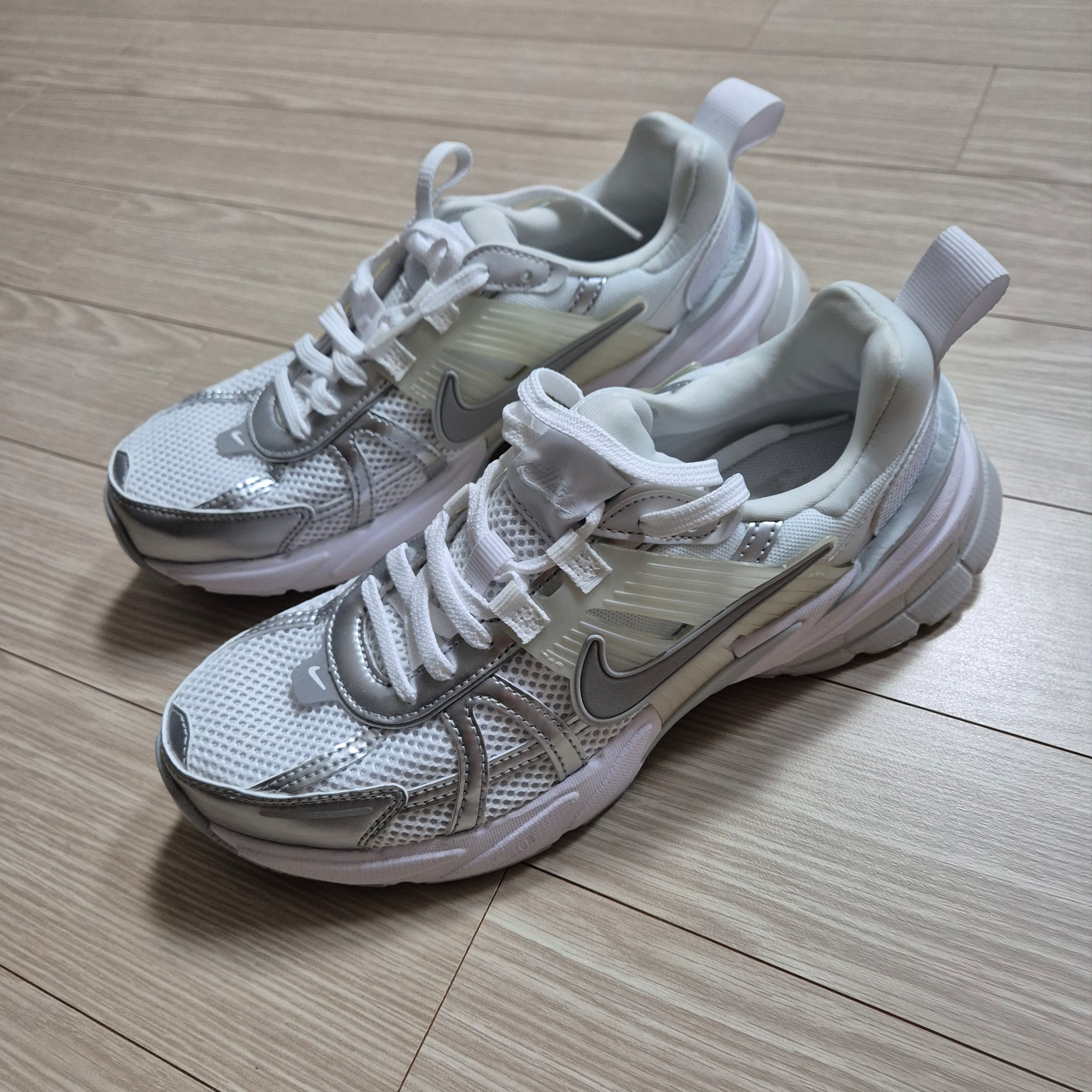 Nike V2K Run Metallic Silver White 착용 스타일