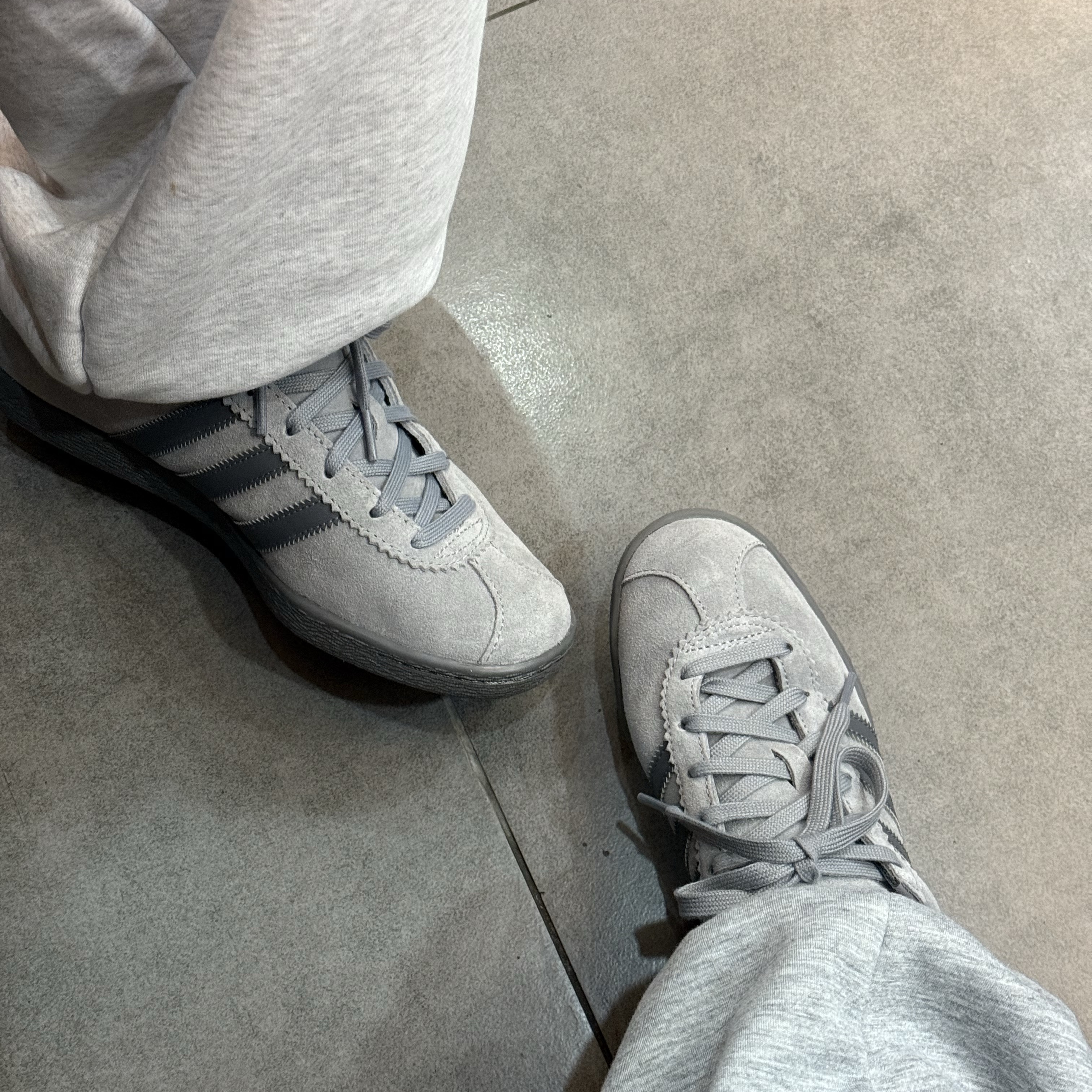 Adidas Stadt Grey Three Grey Five 착용 스타일 - 1