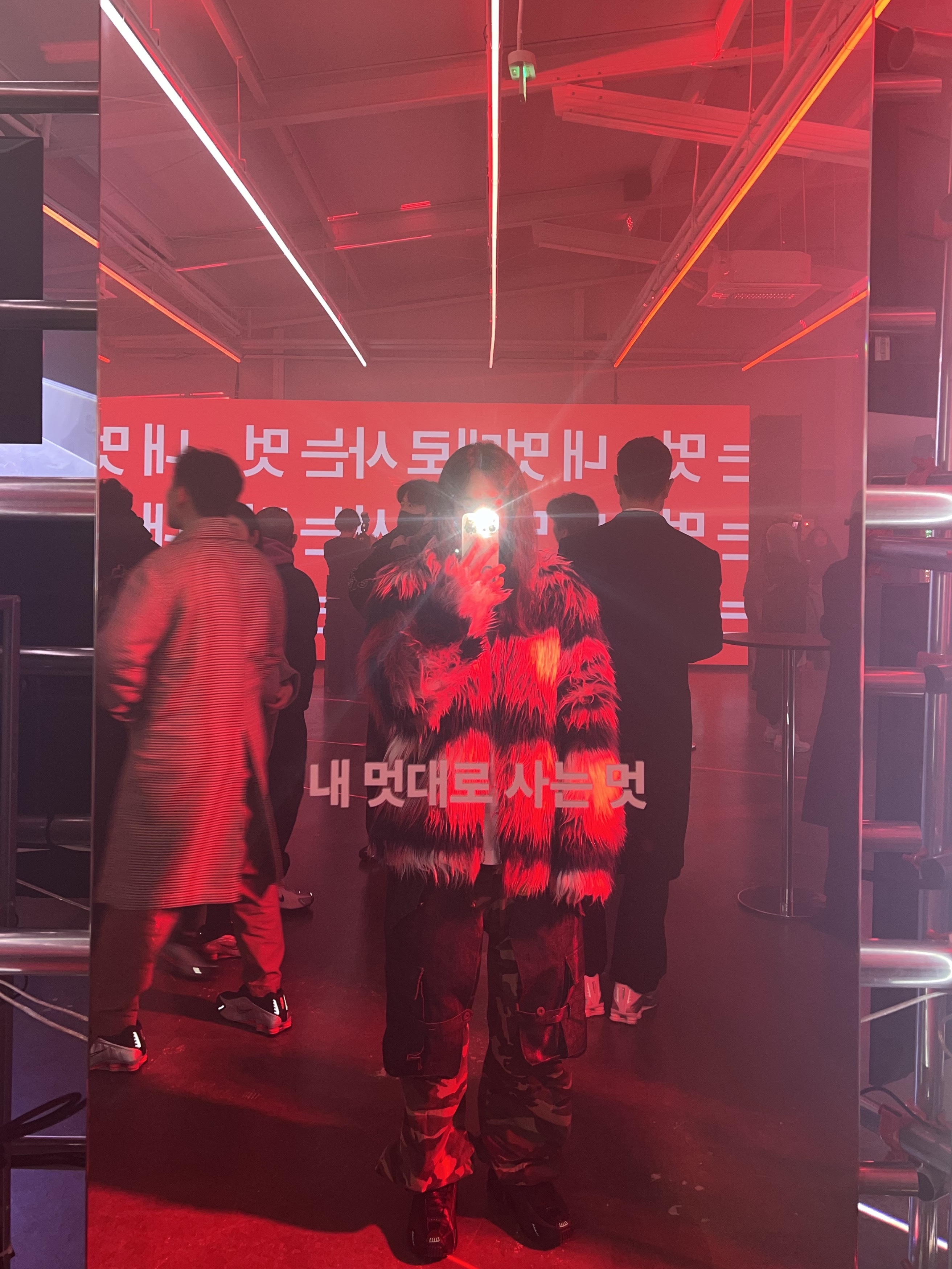 [KREAM 단독] ADSB Andersson Bell Raptor Layered Cargo Pants Indigo Green, Nike Shox R4 Triple Black 착용 스타일 - 2