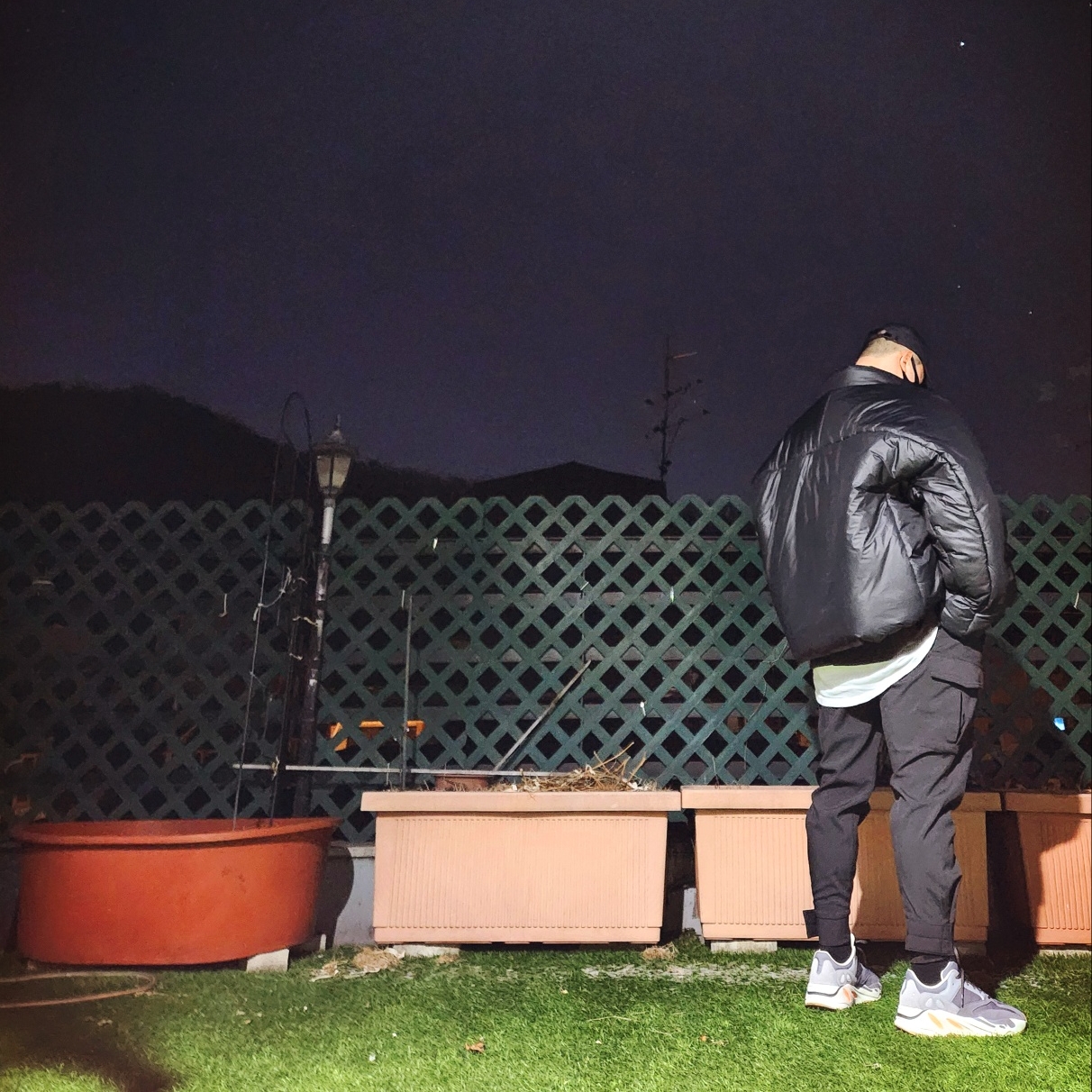 Yeezy Gap Engineered By Balenciaga Logo Long Sleeve T-Shirt Black, Yeezy Gap Engineered By Balenciaga Round Jacket 2 Black 착용 스타일 - 3