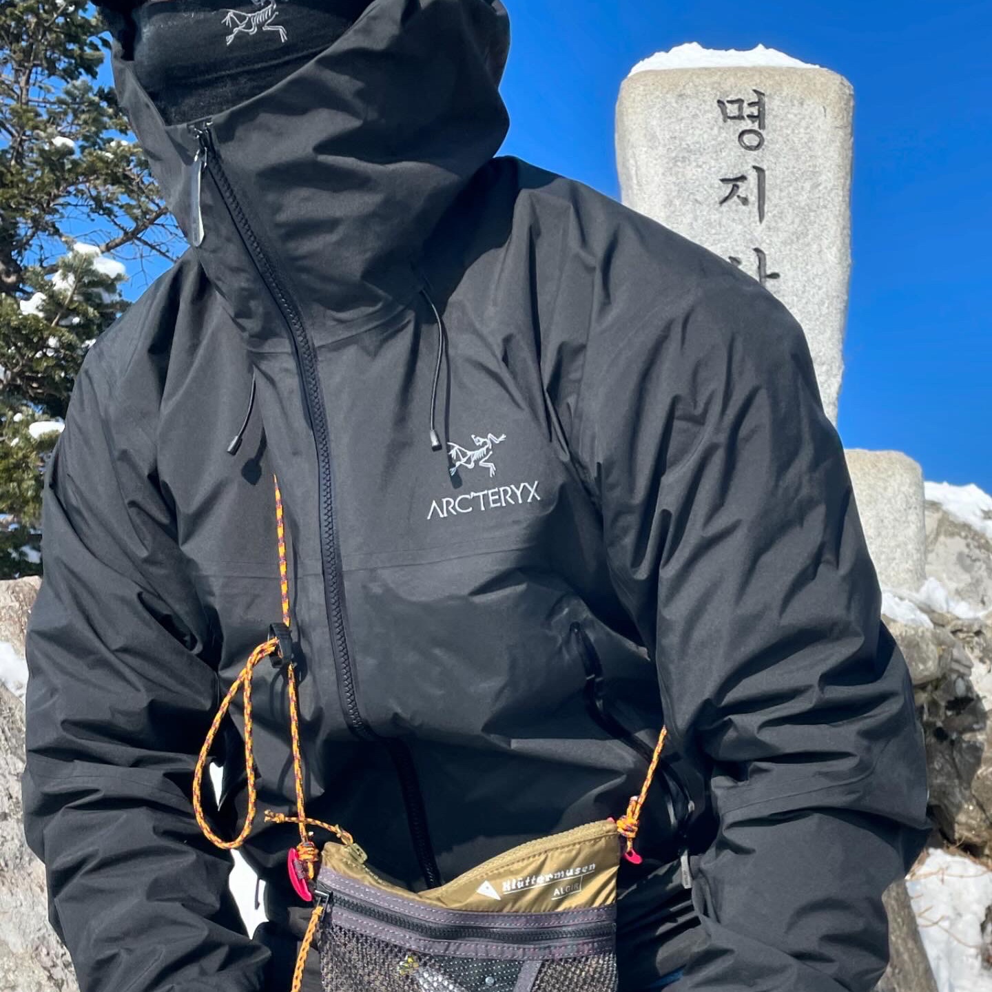 Arc'teryx Rho Lightweight Wool Neck Gaiter Black 착용 스타일