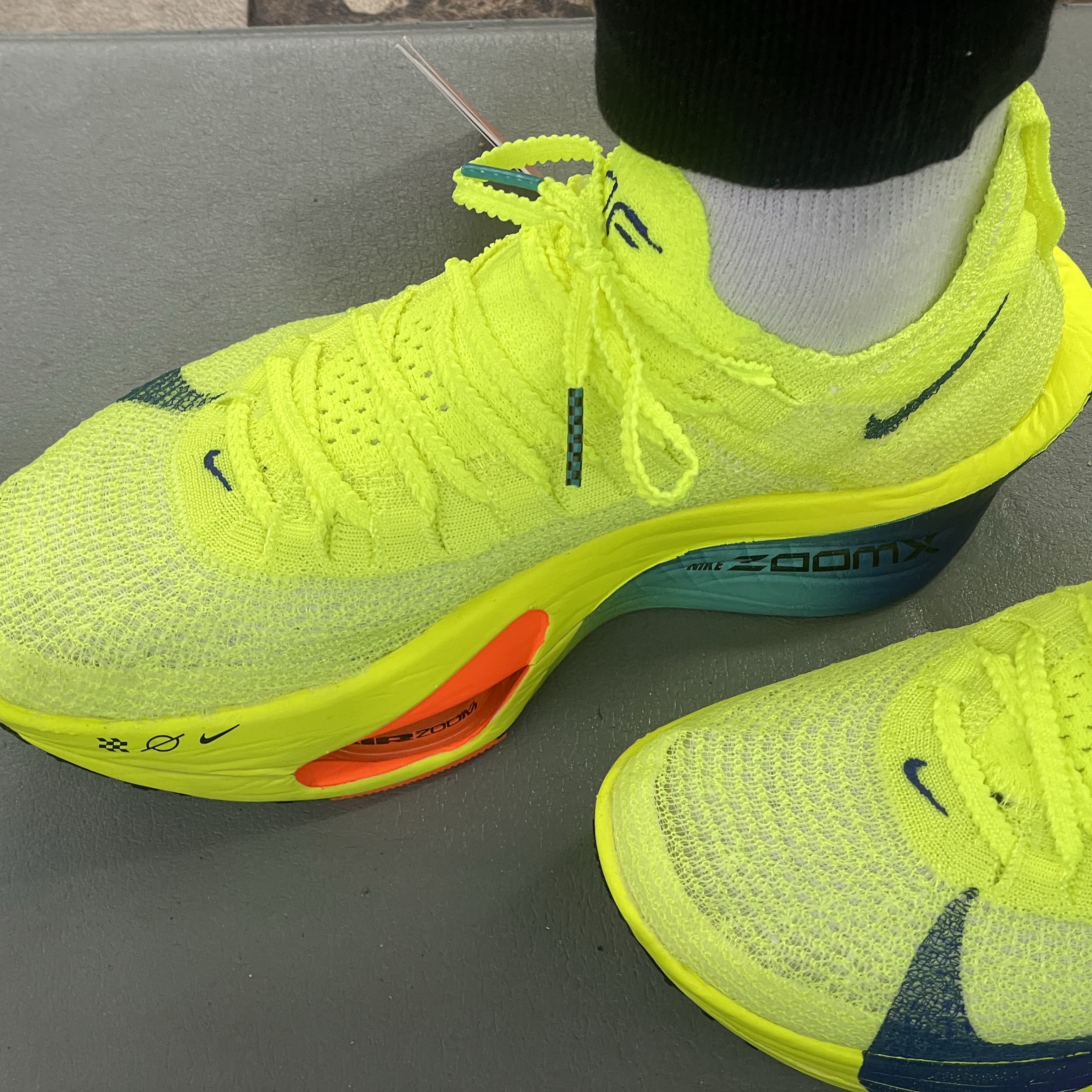 (W) Nike Air Zoom Alphafly Next% 3 Volt 착용 스타일 - 3