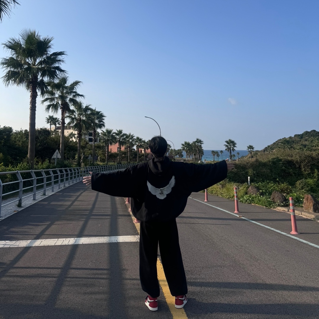 Yeezy Gap Engineered By Balenciaga Dove Hoodie Washed Black, Jordan 1 Retro High OG Chicago 2022 착용 스타일