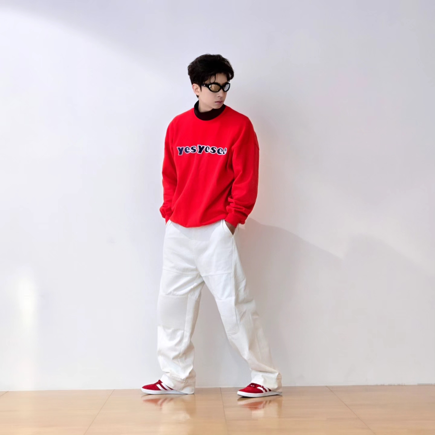 Adidas Gazelle Power Red 착용 스타일 - 2