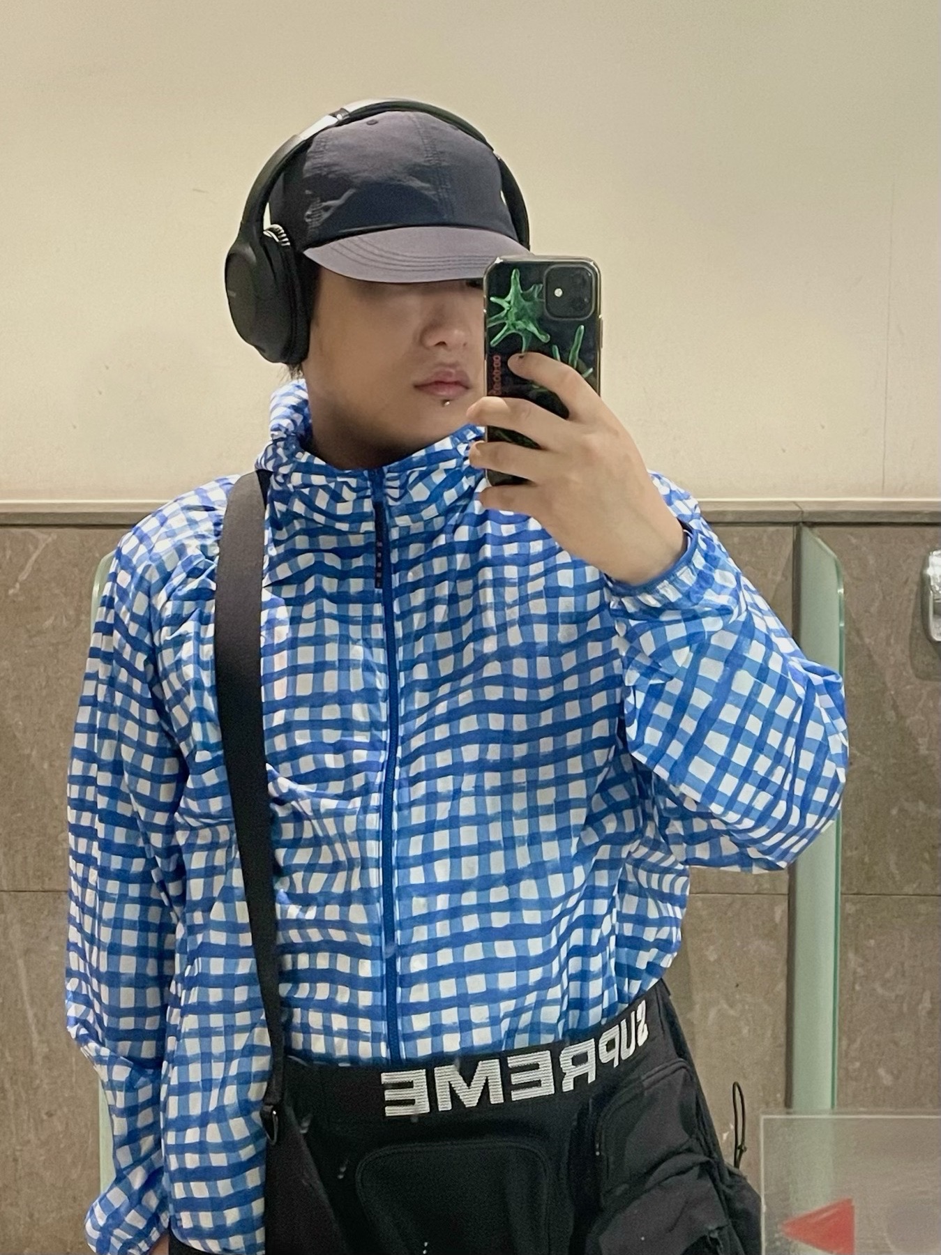 Supreme Field Messenger Bag Black - 23SS, Sony WH-CH720N Black (Sony Korea Ver.) 착용 스타일 - 2
