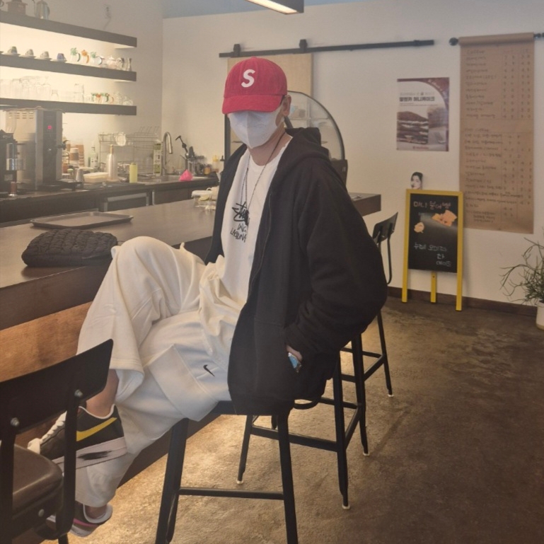 Yeezy YZY Zip-Up Hoodie Black, Supreme Corduroy S Logo 6-Panel Bright Red - 24FW 착용 스타일