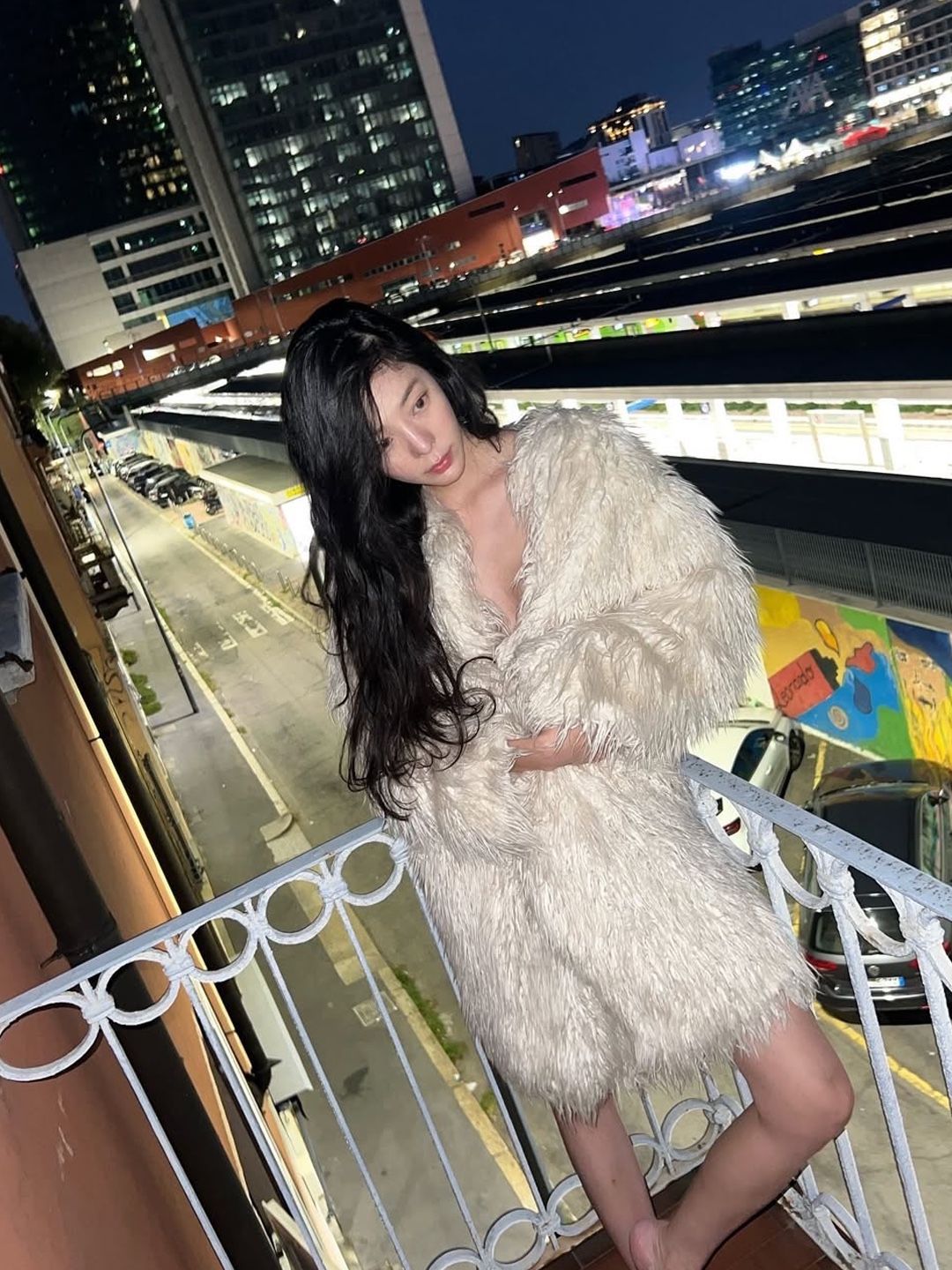 BEMUSE MANSION Toggle Fur Jacket Ivory, Haveless Vietta Faux Fur Coat White 착용 스타일 - 4