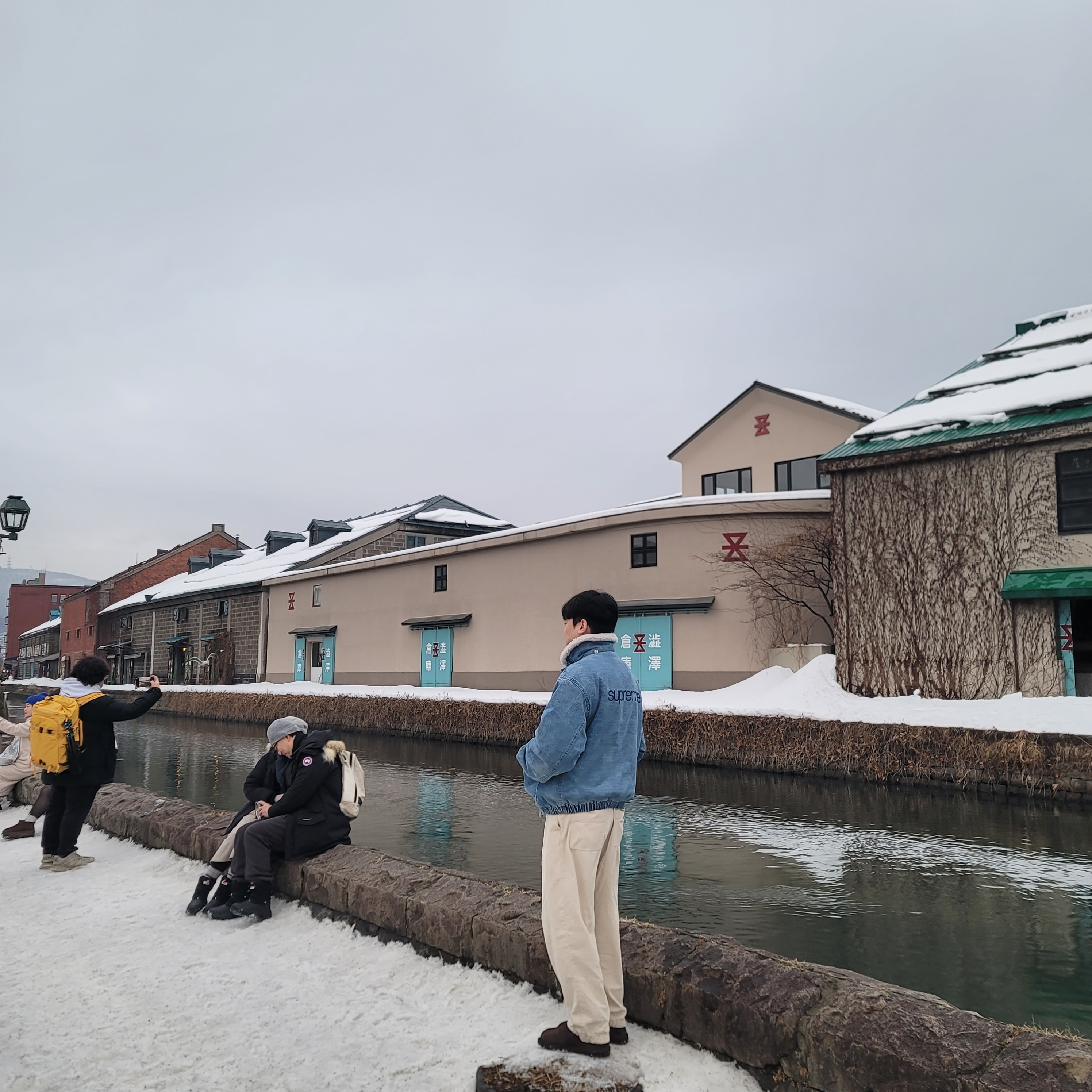 Supreme Faux Shearling Lined Bomber Jacket Denim - 24FW, UGG Tasman Slipper Dusted Cocoa 착용 스타일
