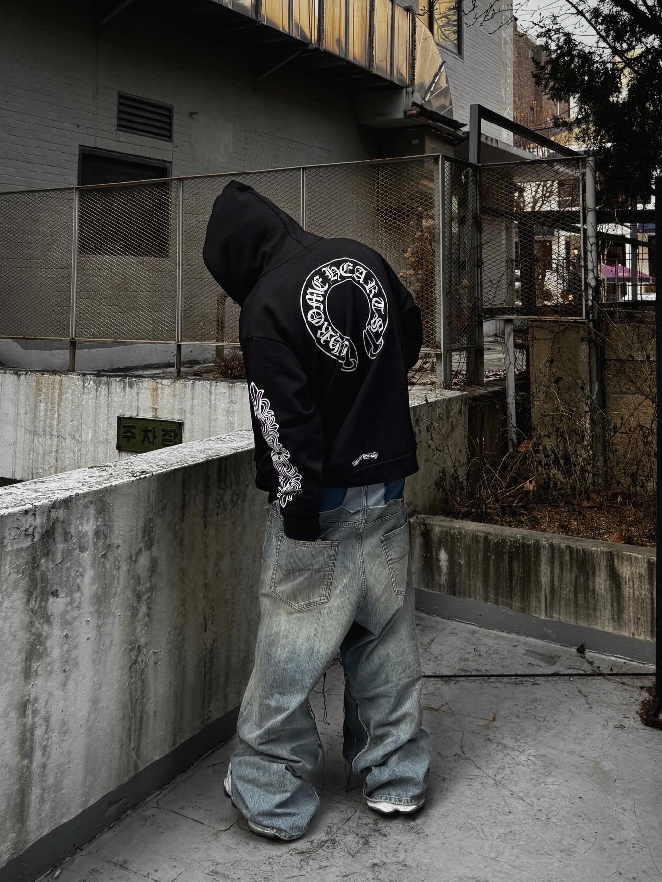 Chrome Hearts Horseshoe Floral Fleece Zip-Up Hoodie Black 착용 스타일