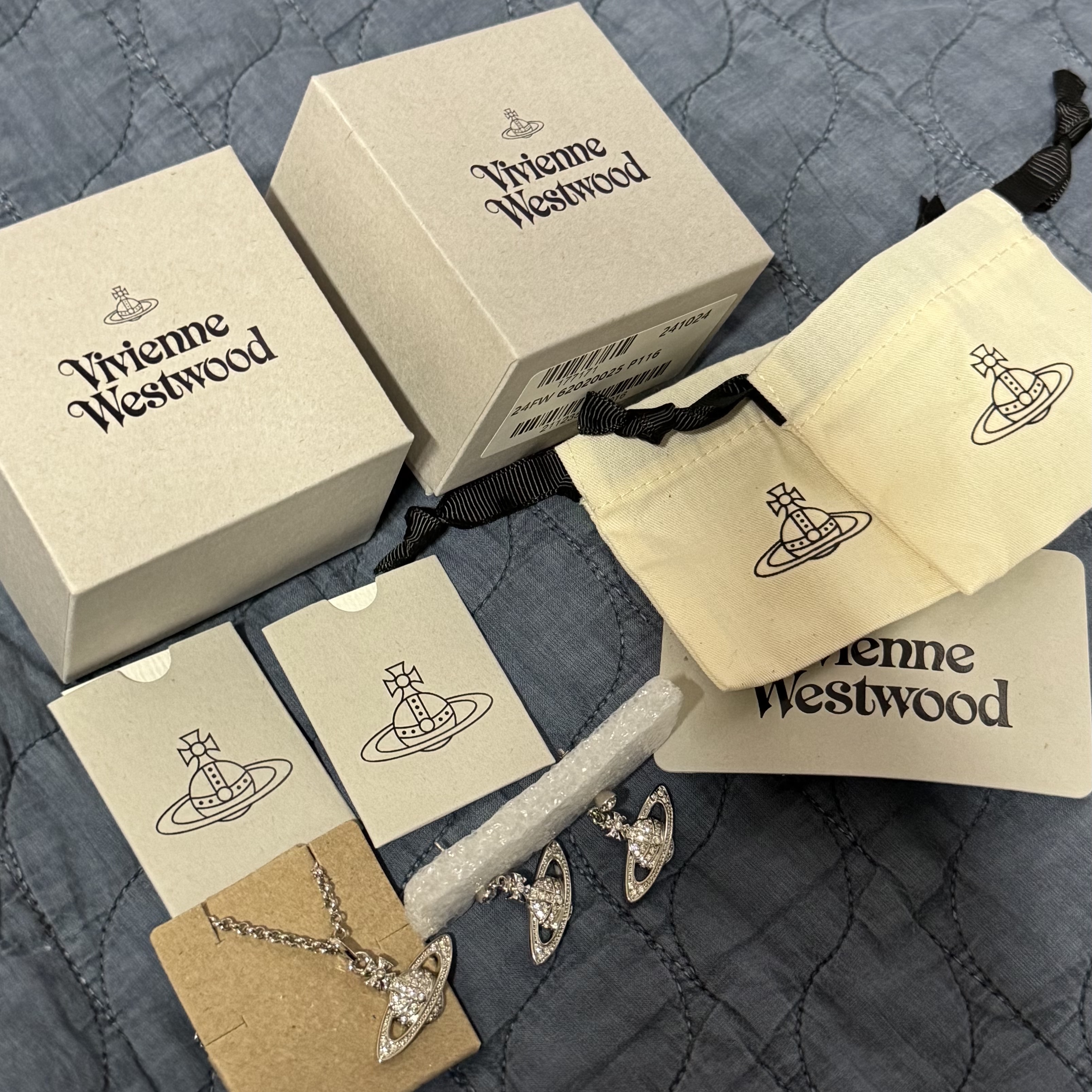 (W) Vivienne Westwood Mini Bas Relief Drop Earrings Silver, Vivienne Westwood Mini Bas Relief Pendant Silver 착용 스타일