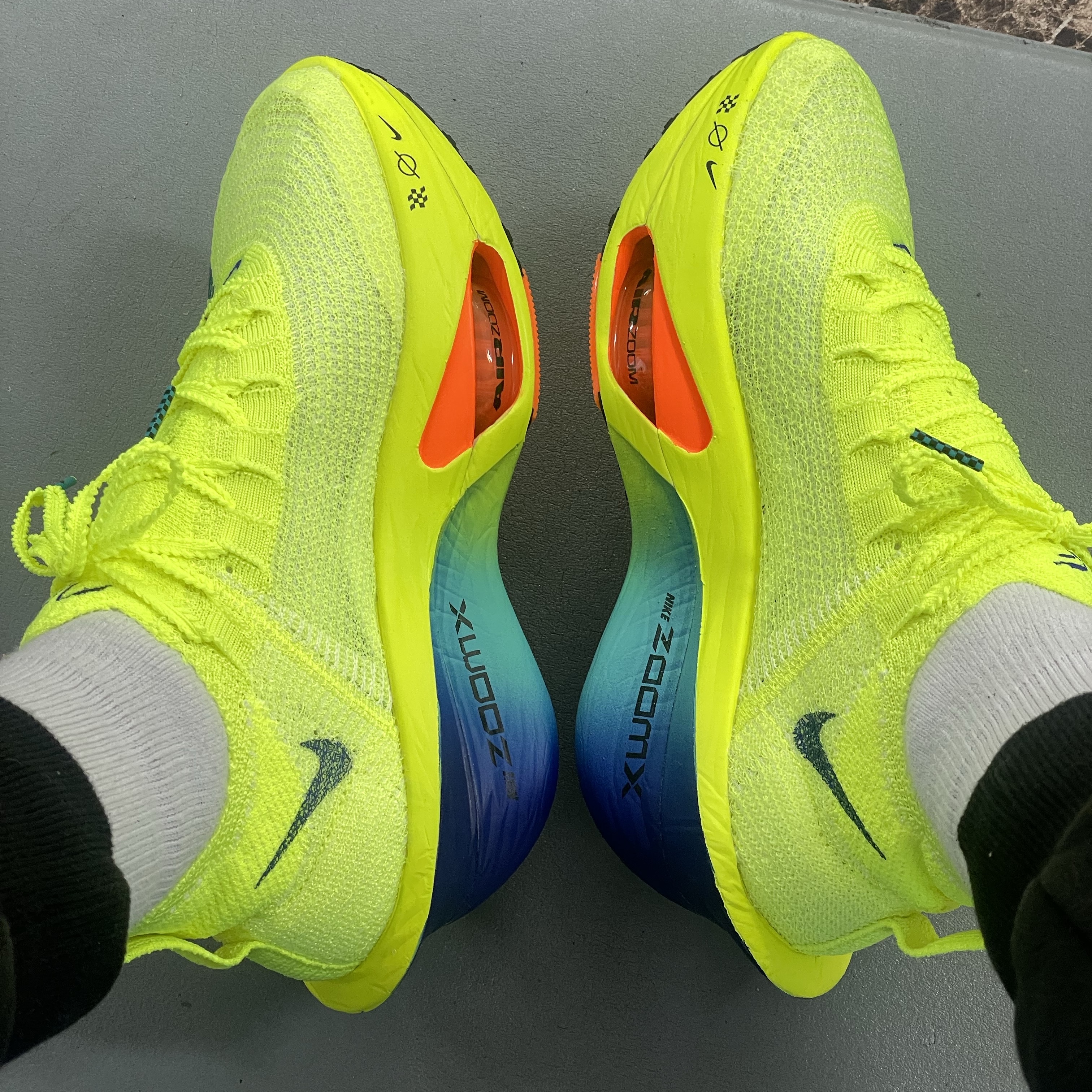 (W) Nike Air Zoom Alphafly Next% 3 Volt 착용 스타일 - 1