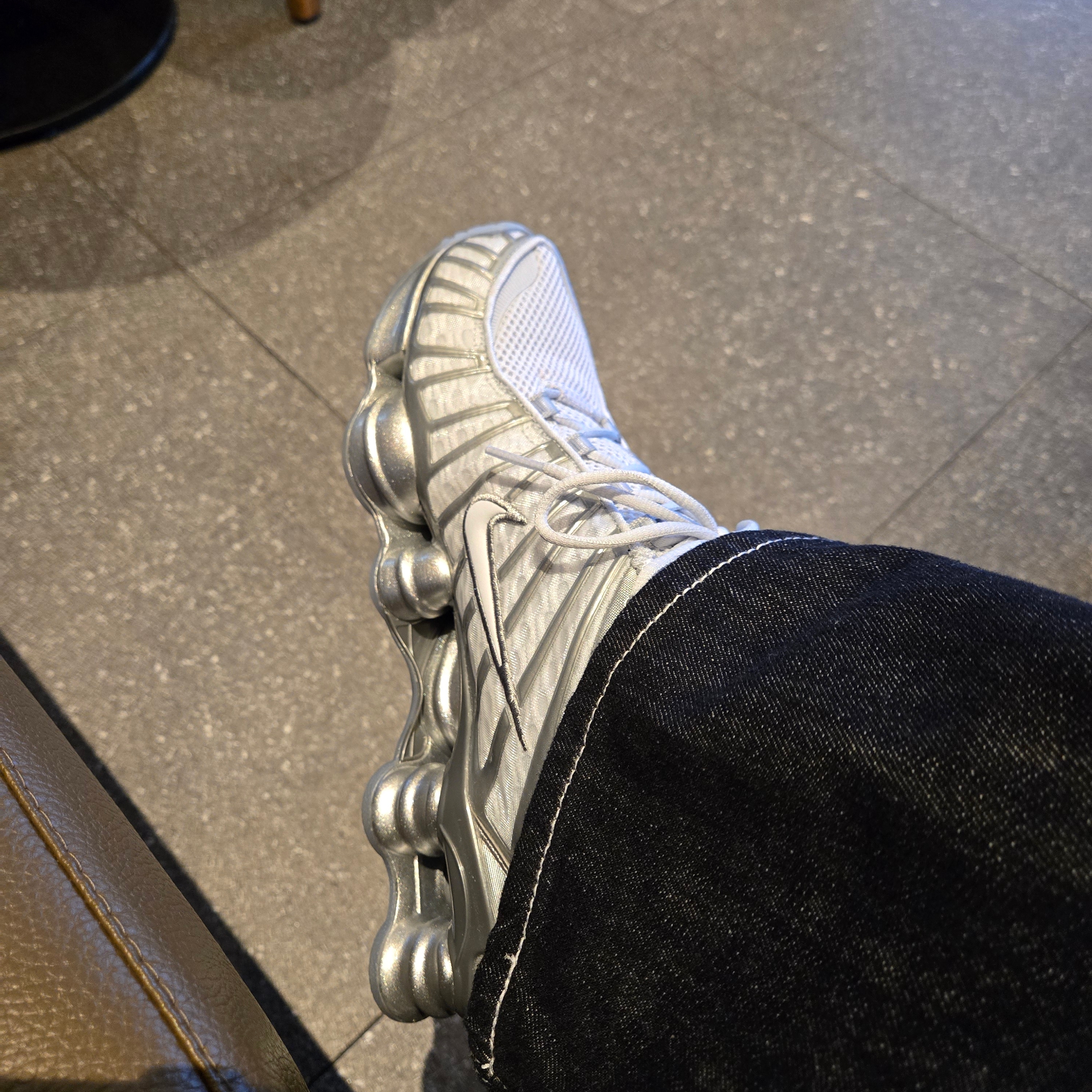 (W) Nike Shox TL Pure Platinum and Metallic Silver 착용 스타일 - 1