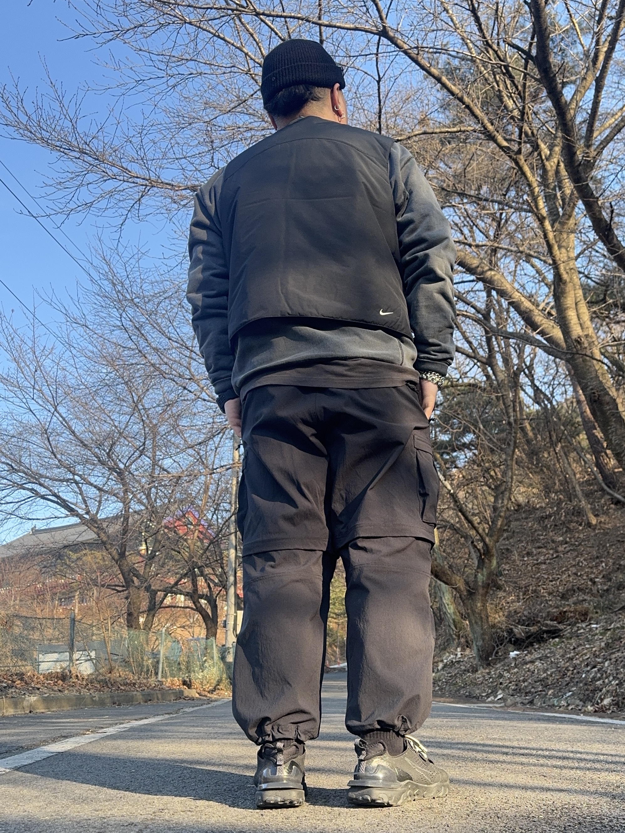 Nike ACG Smith Summit Cargo Pants Black Anthracite - Asia, Nike ACG Primaloft Skull Peak Reversible Vest Black Dark Raisin - Asia 착용 스타일