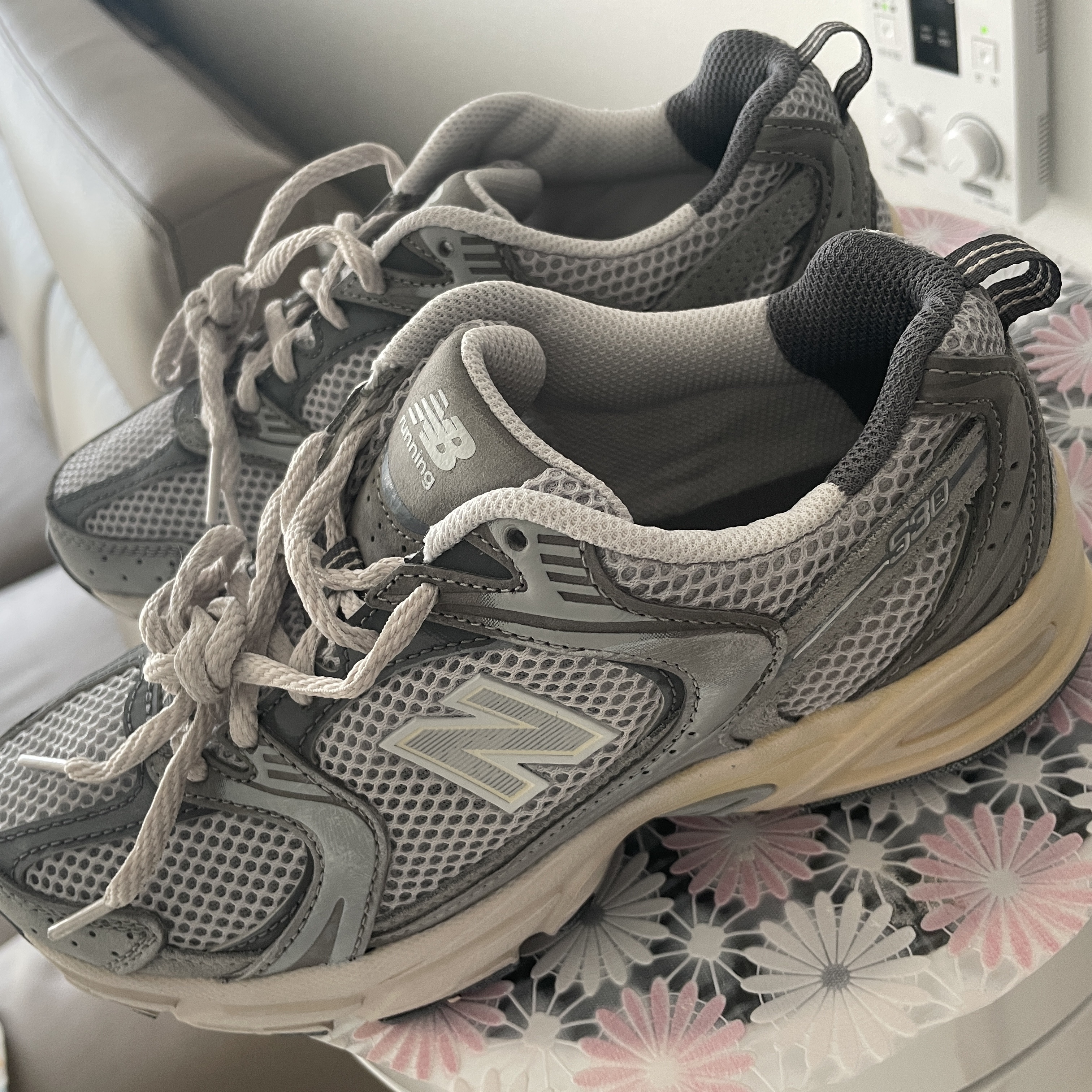 New Balance 530 Premium Vintage Grey Matter 착용 스타일 - 2