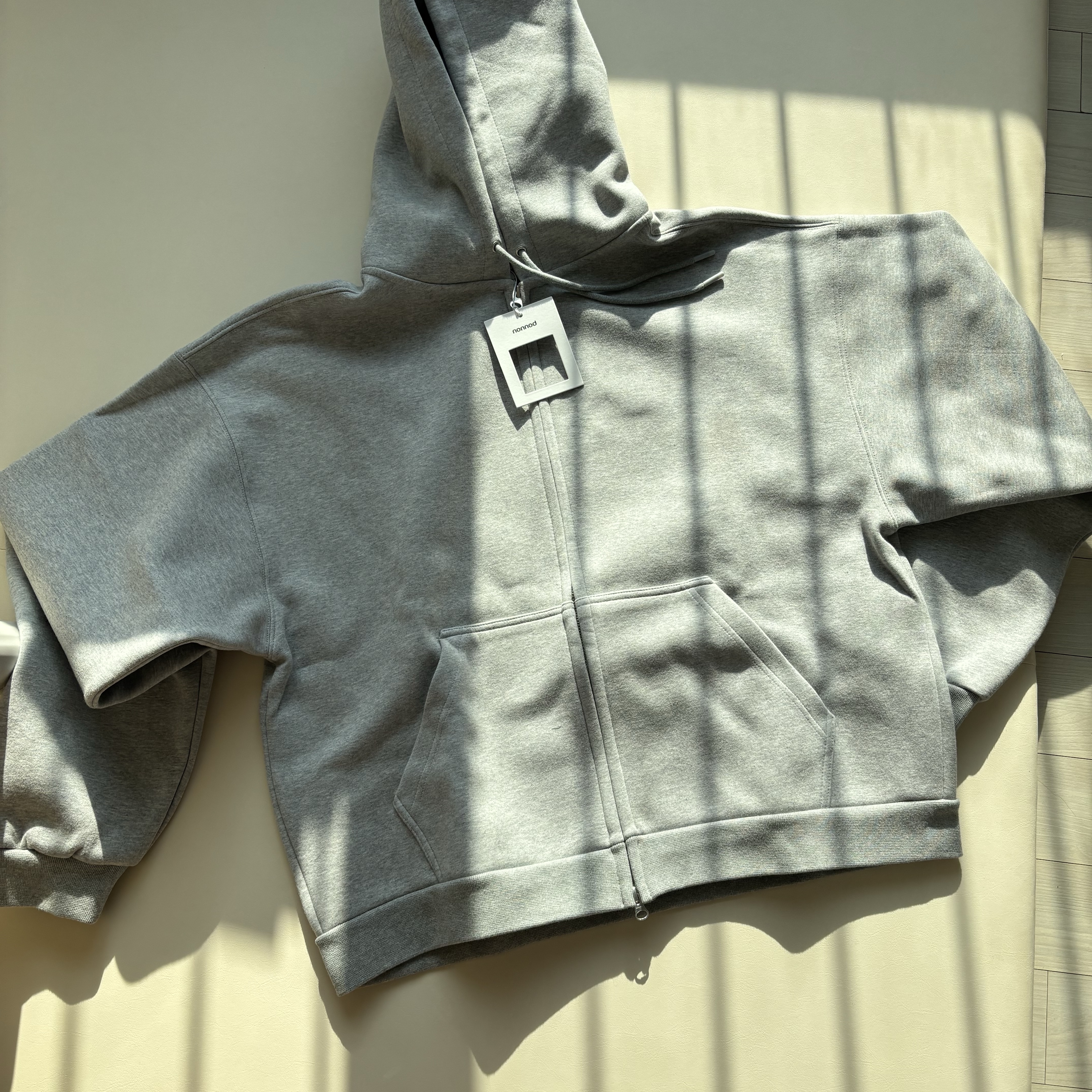Nonnod Scuba Zip Hoodie Grey 착용 스타일