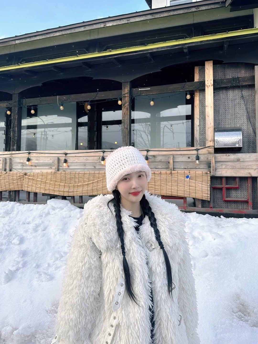 BEMUSE MANSION Toggle Fur Jacket Ivory, Haveless Vietta Faux Fur Coat White 착용 스타일 - 5