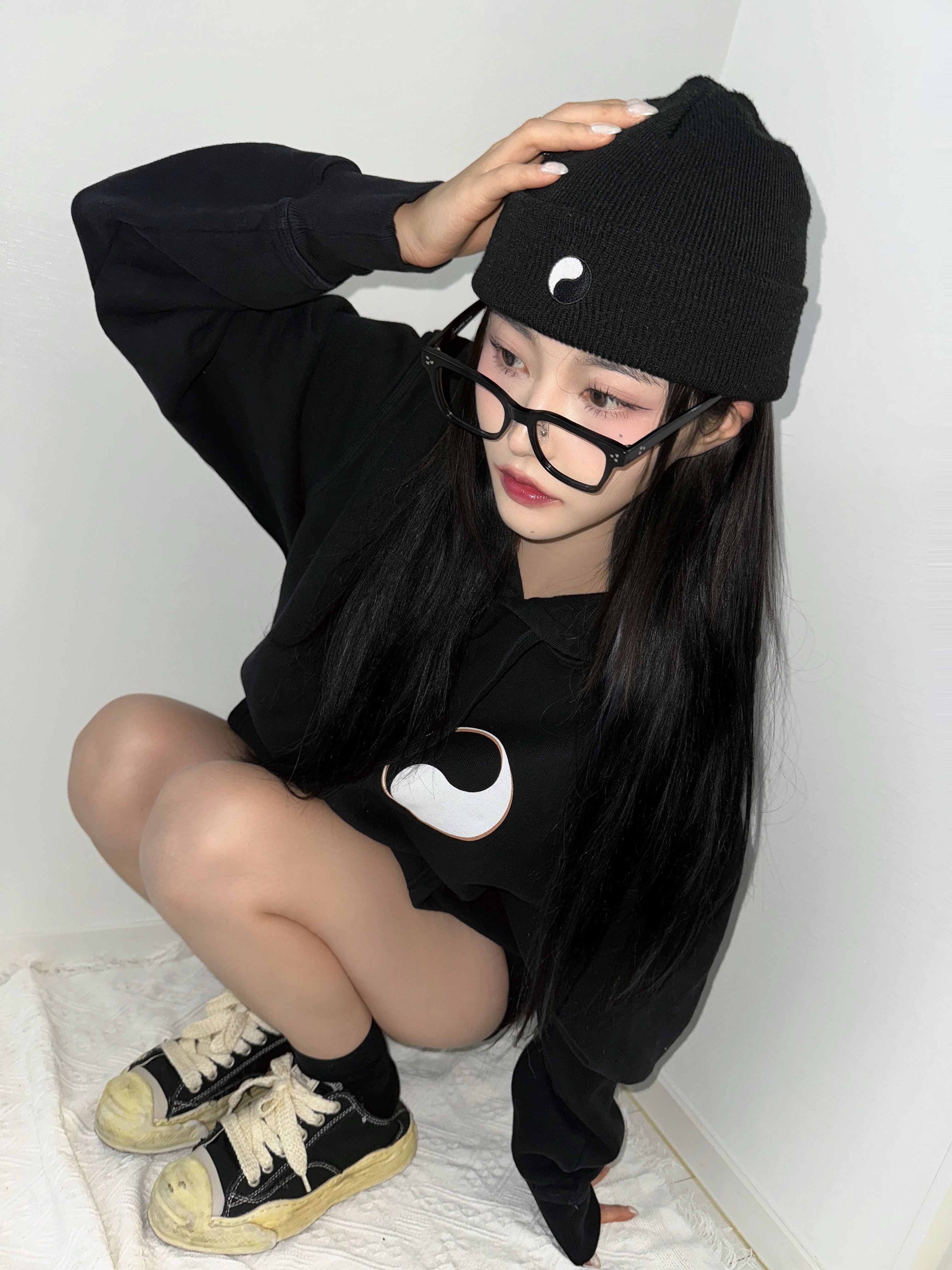 Stussy x Our Legacy Work Shop Drop Shadow Pigment Dyed Hoodie Black, Stussy x Our Legacy Yin Yang Beanie Black 착용 스타일 - 1