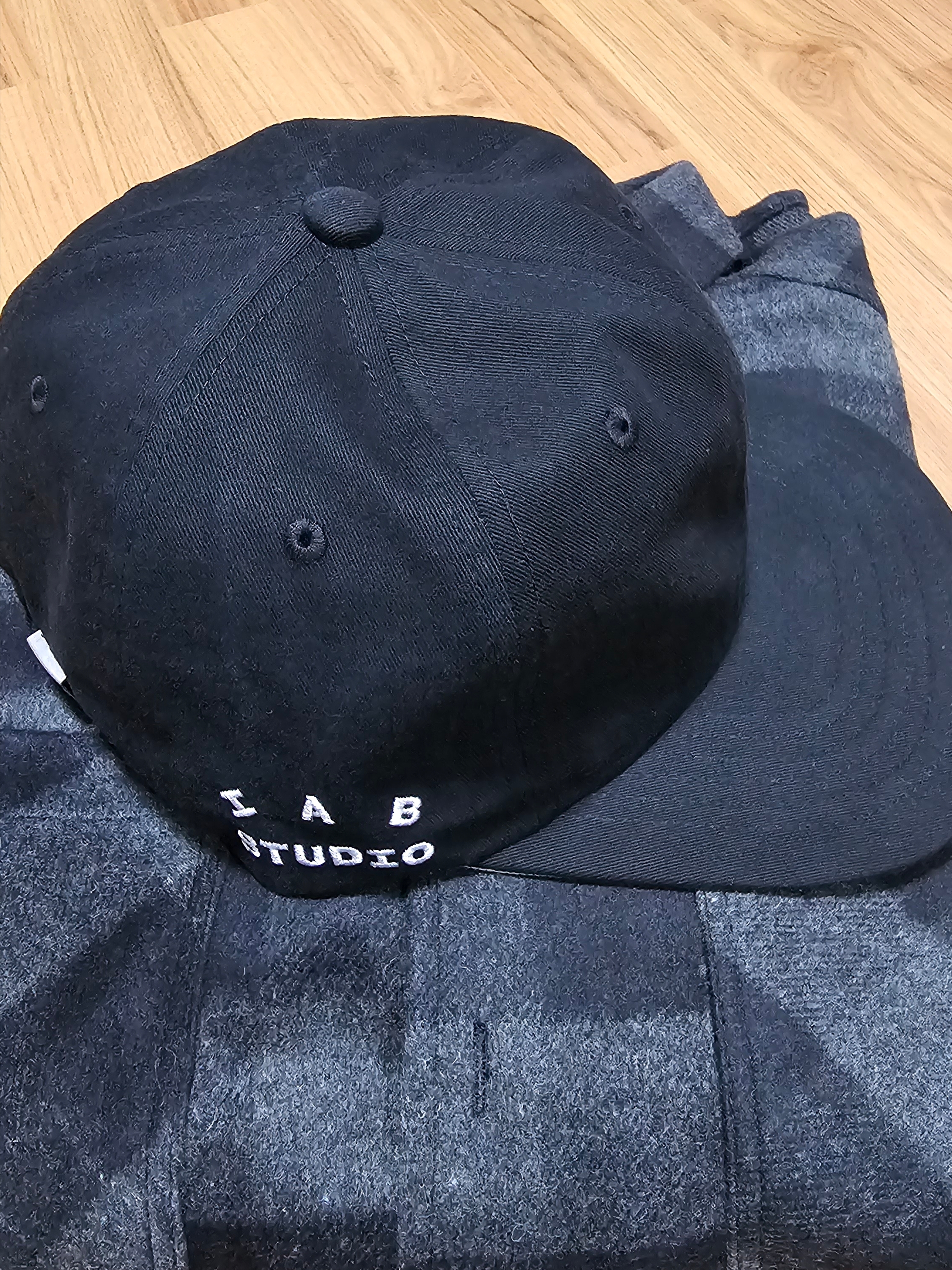 IAB Studio Cap Black White 착용 스타일