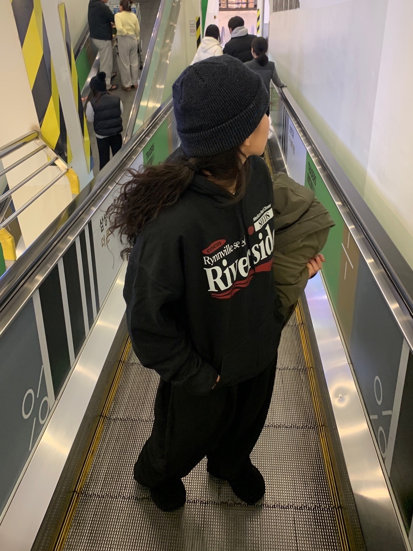 Gildan X EMEM Riverside Hoodie Black 착용 스타일 - 5