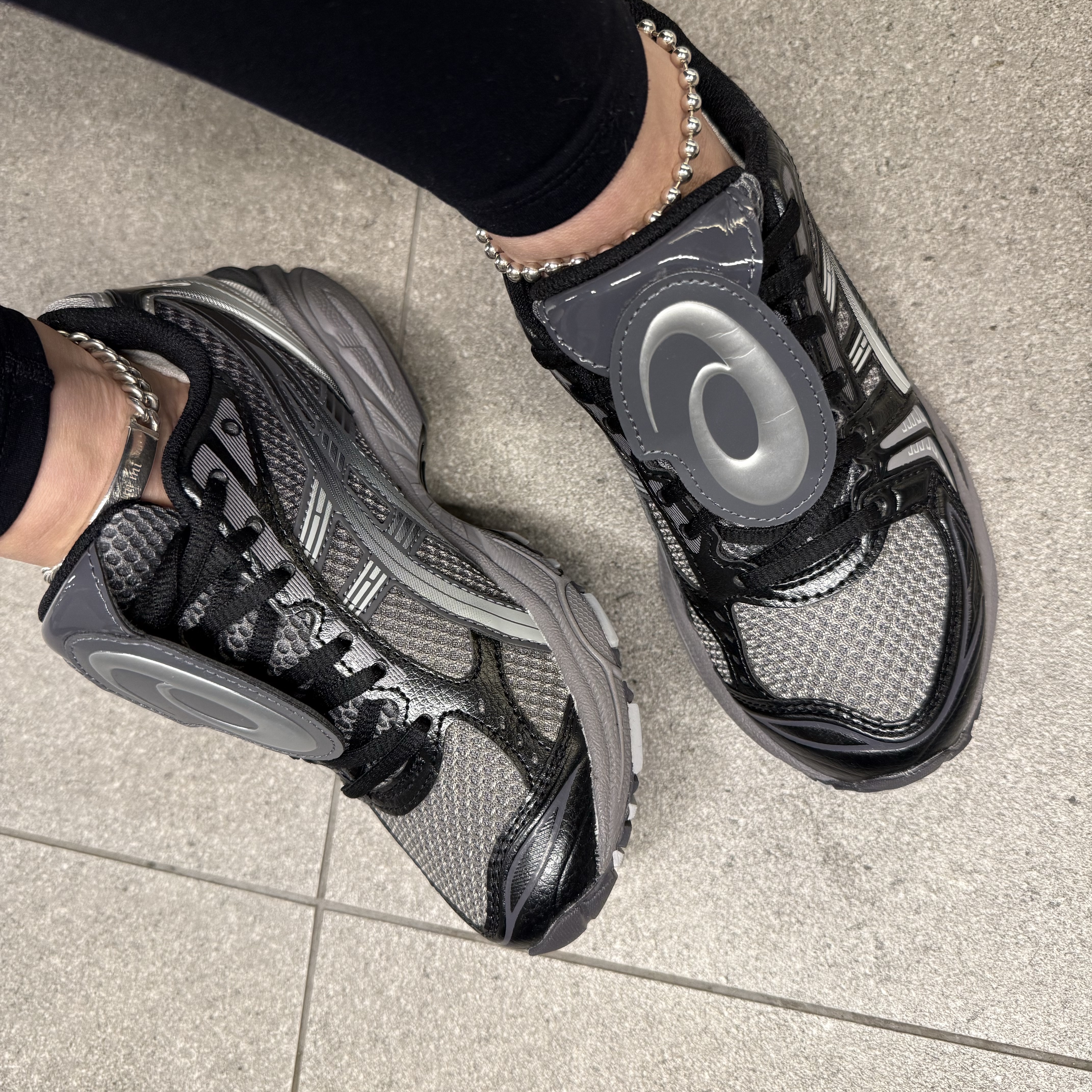 Asics x The Museum Visitor Gel-Kayano 14 Clay Grey Glacier Grey 착용 스타일 - 2
