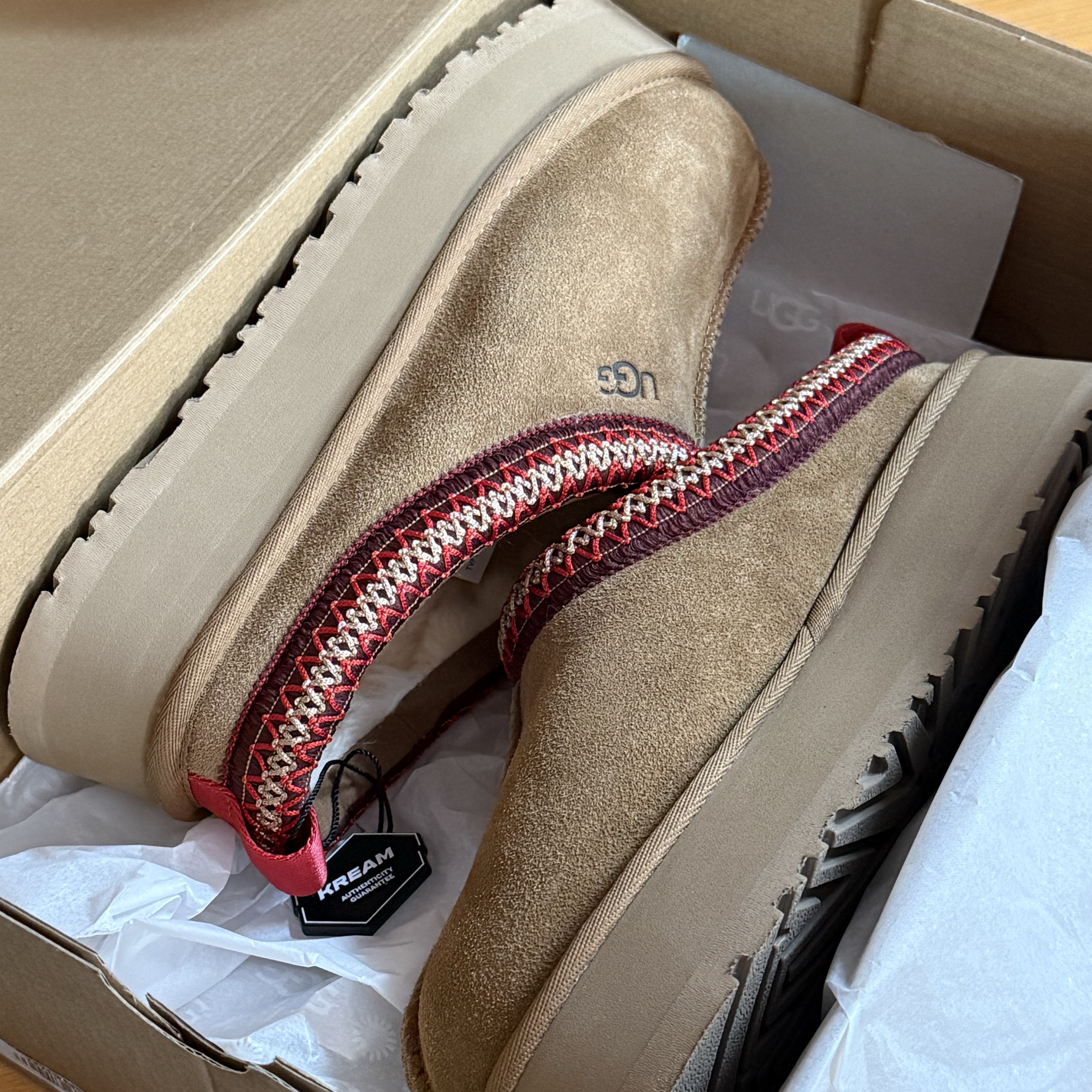 (W) UGG Tazz Slipper Chestnut 착용 스타일 - 1