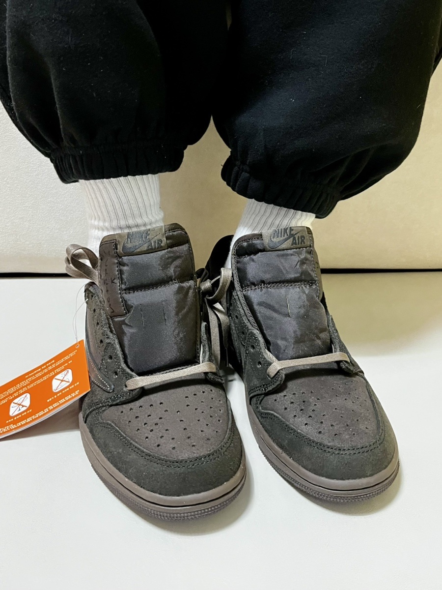 Jordan 1 x Travis Scott Retro Low OG SP Velvet Brown and Dark Mocha, Undermycar Mu.03 Anti Fxxking Logo Play Oversized Sweat Jogger Black 착용 스타일 - 2