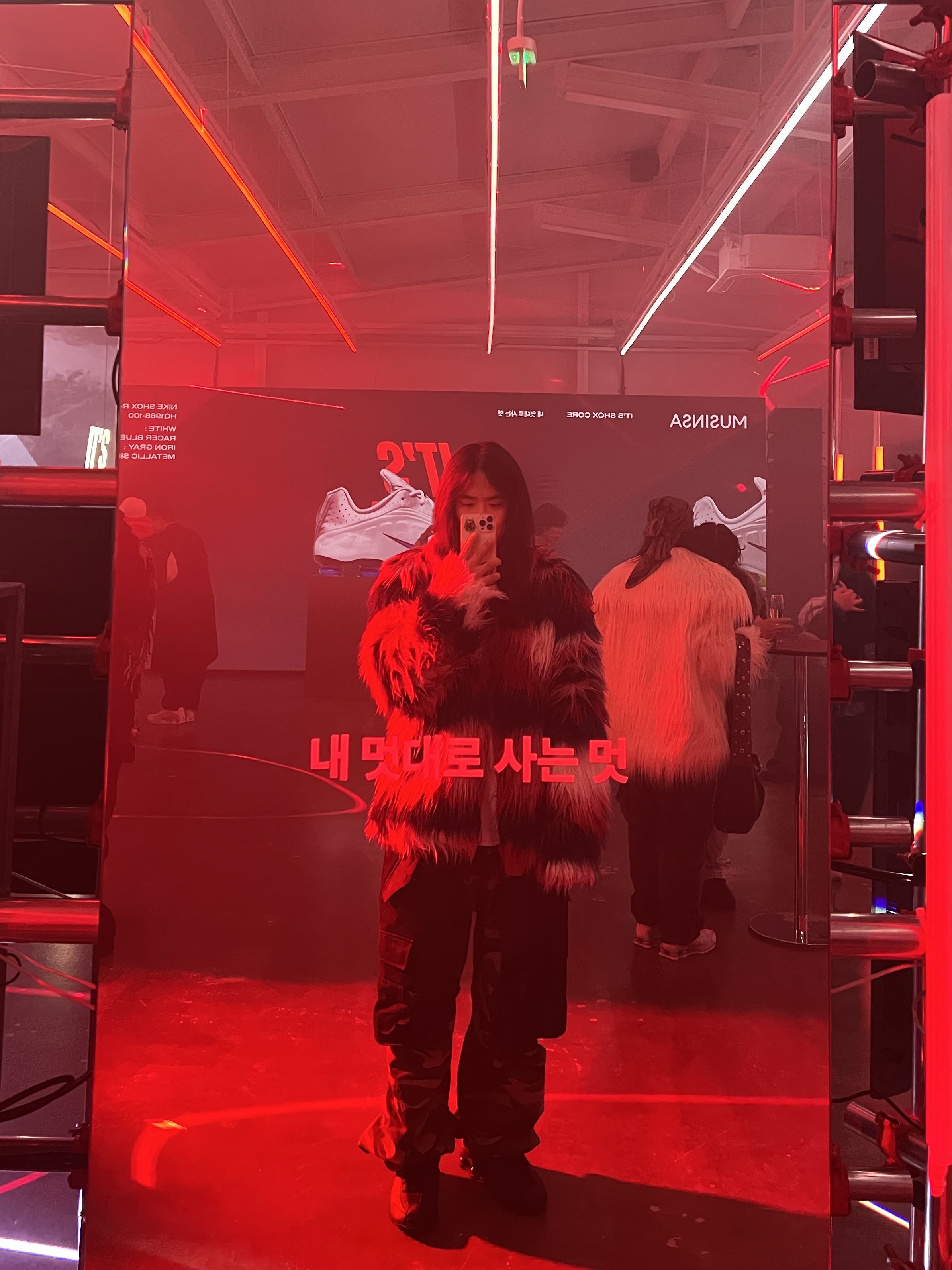 [KREAM 단독] ADSB Andersson Bell Raptor Layered Cargo Pants Indigo Green, Nike Shox R4 Triple Black 착용 스타일 - 1