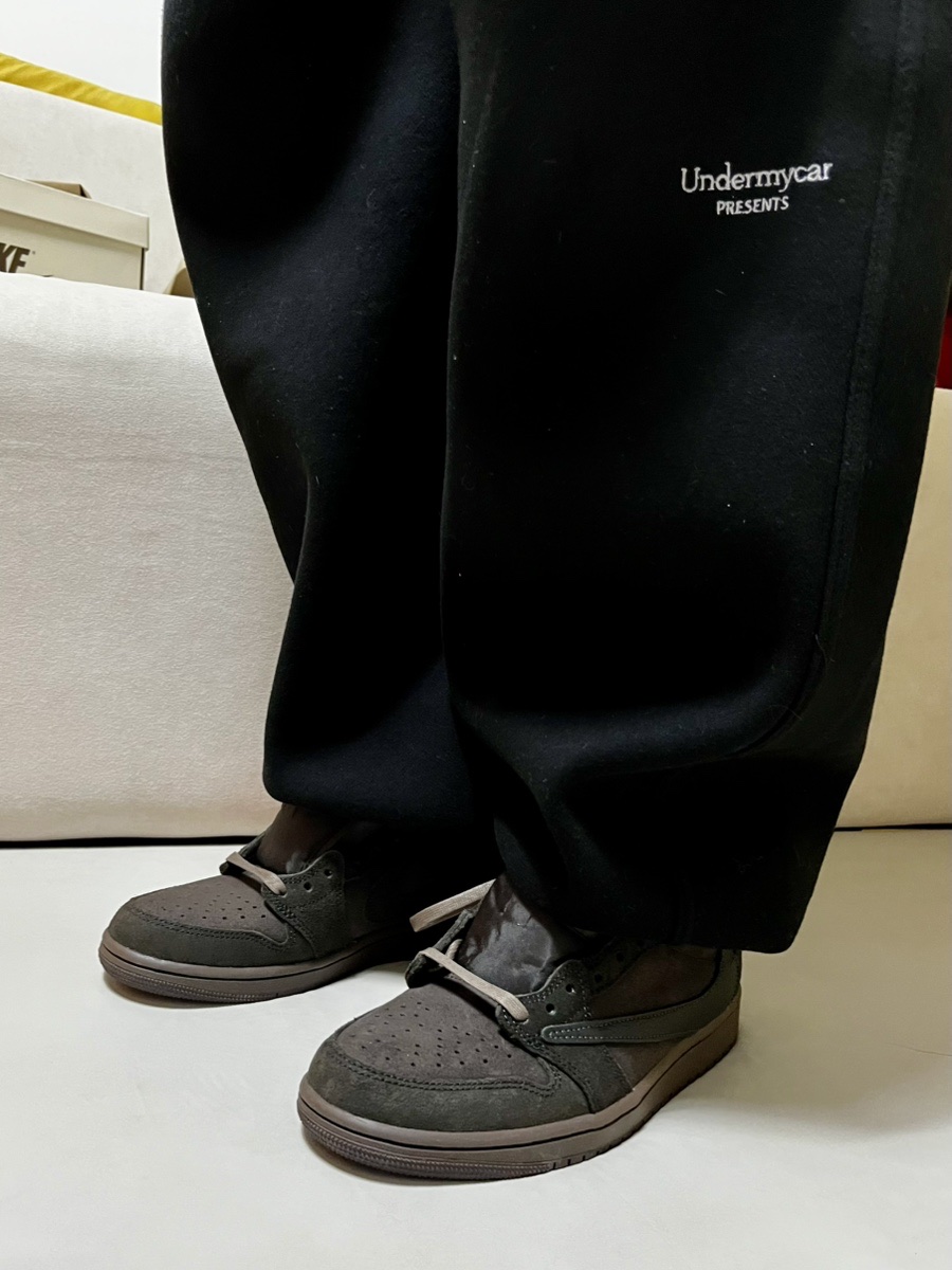 Jordan 1 x Travis Scott Retro Low OG SP Velvet Brown and Dark Mocha, Undermycar Mu.03 Anti Fxxking Logo Play Oversized Sweat Jogger Black 착용 스타일 - 1