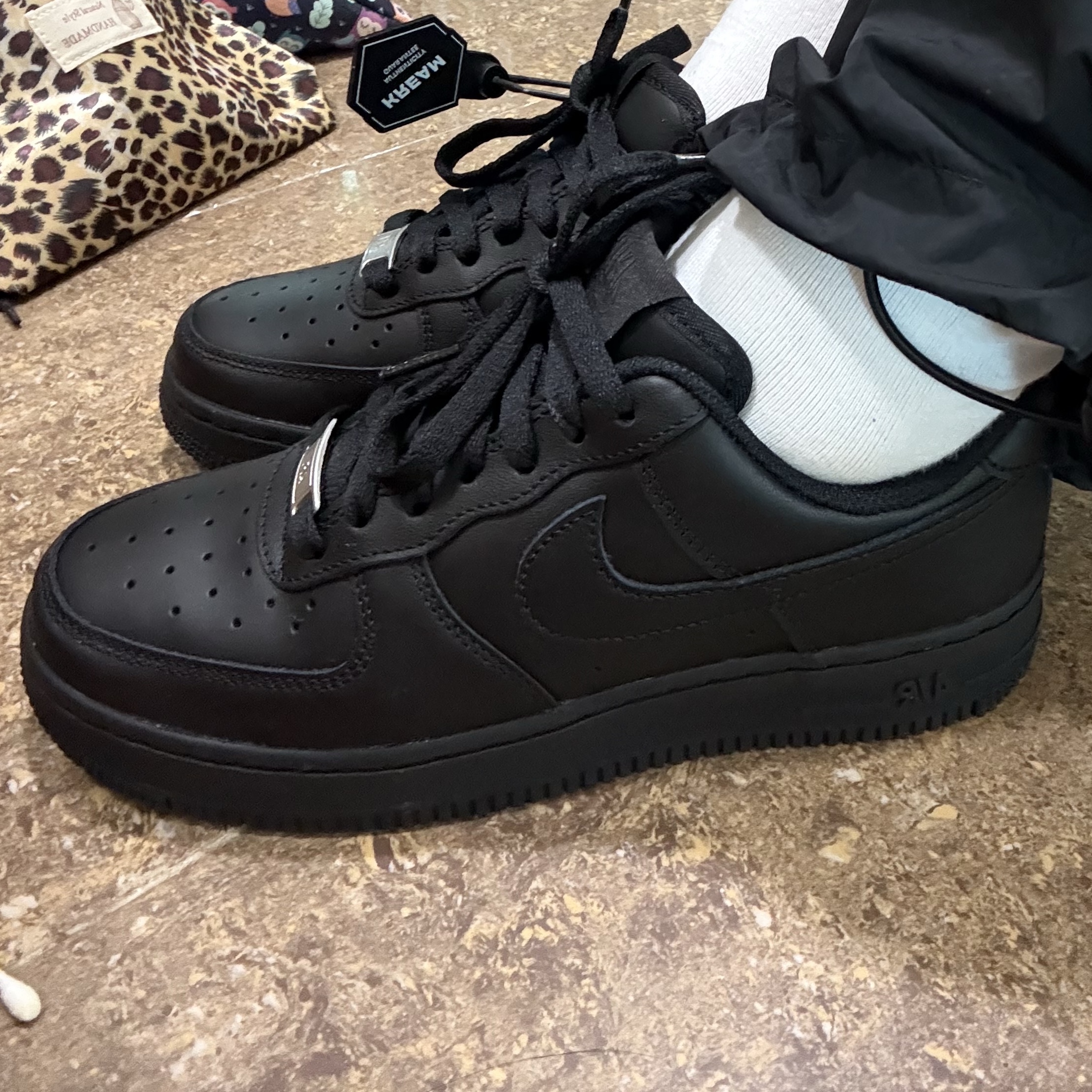 (W) Nike Air Force 1 '07 Low Triple Black 착용 스타일