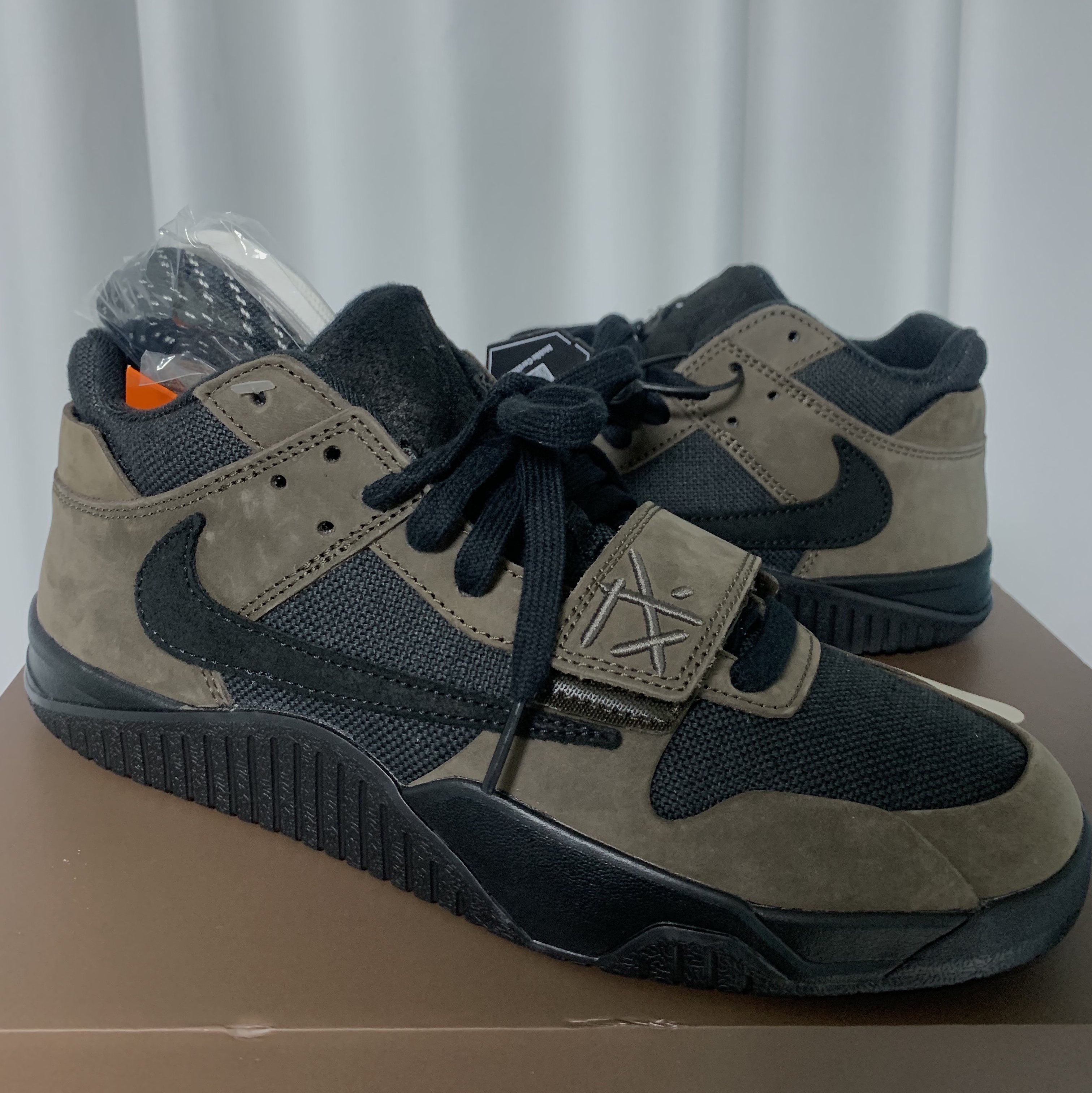 Jordan x Travis Scott Jumpman Jack TR Black and Dark Mocha 착용 스타일 - 2
