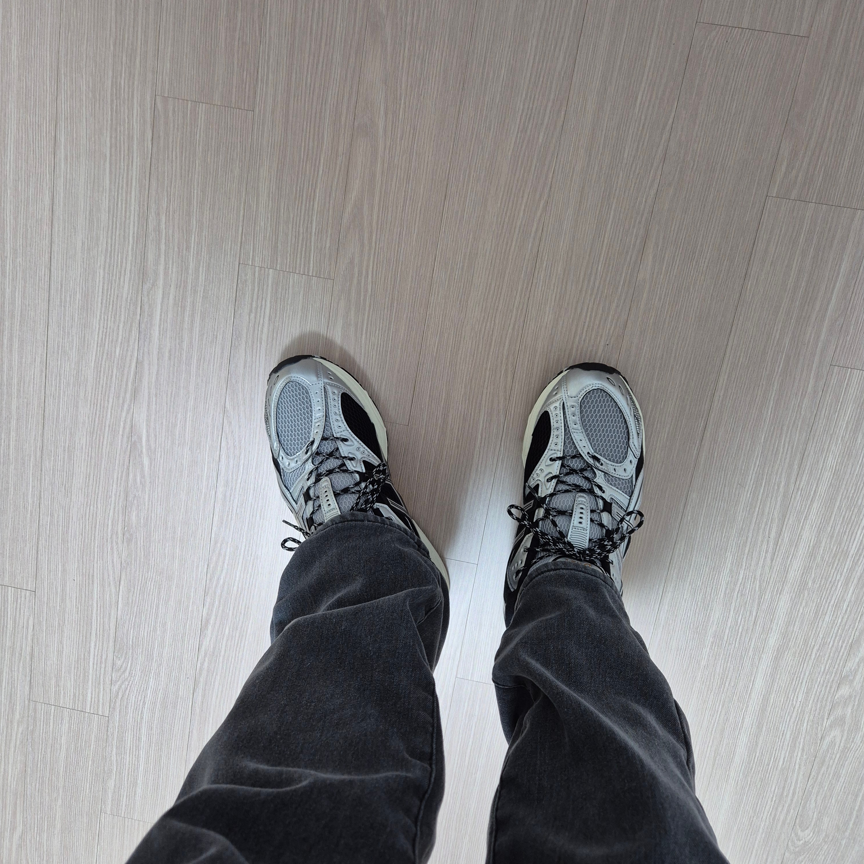 Asics Gel-Nimbus 10.1 Piedmont Grey Pure Silver 착용 스타일 - 1