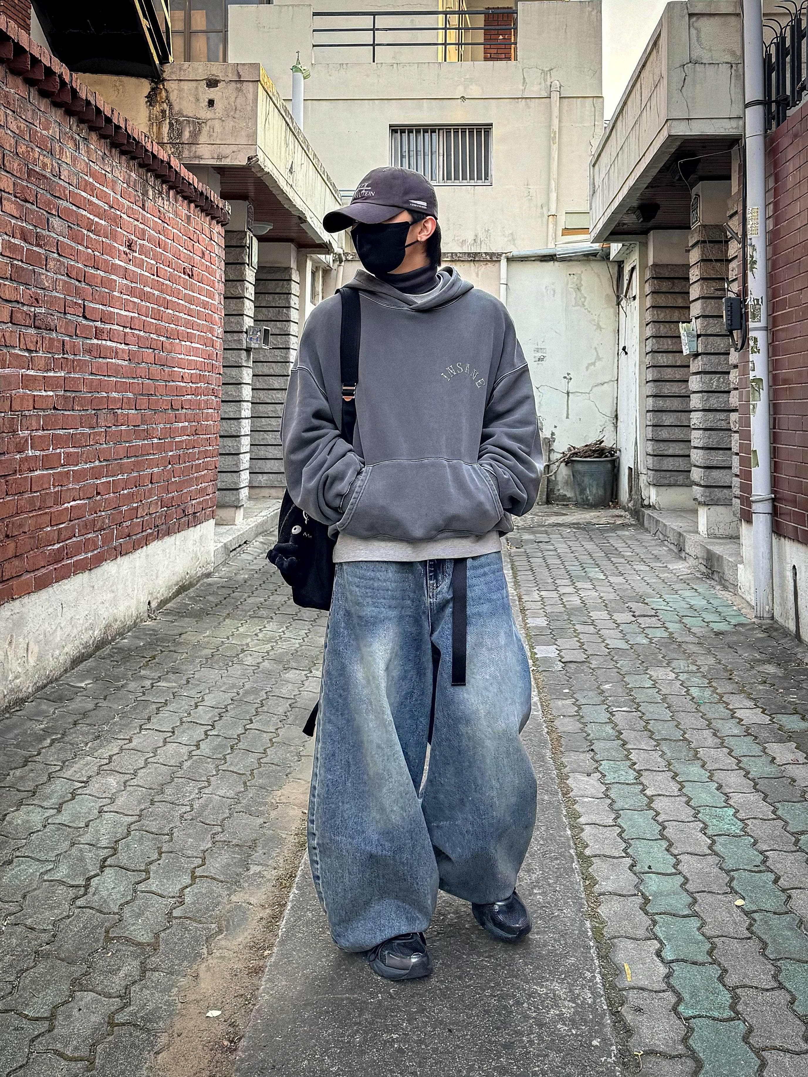 Nike V2K Run Black Anthracite 착용 스타일 - 2