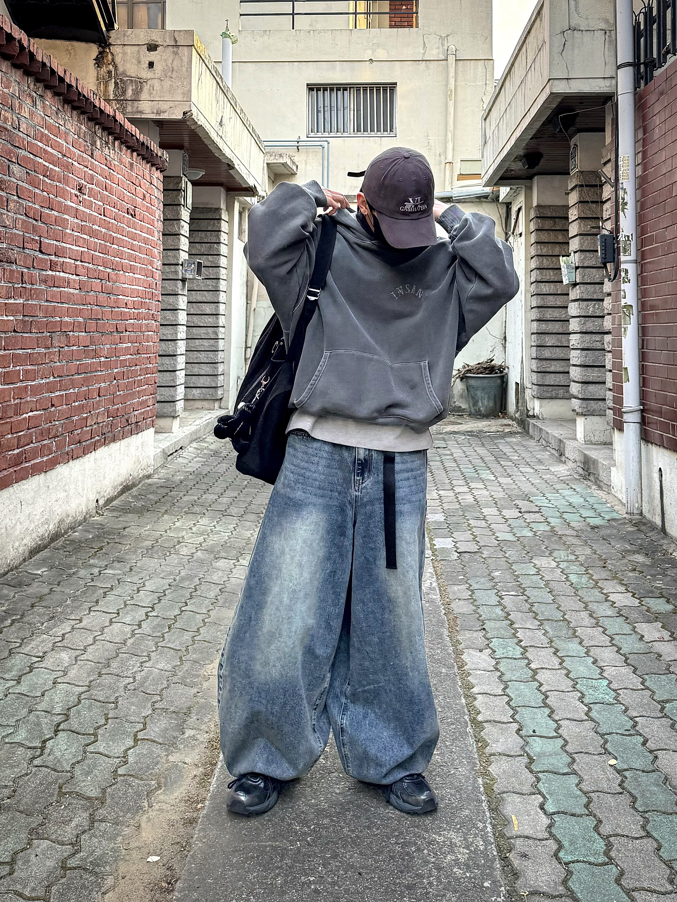 Nike V2K Run Black Anthracite 착용 스타일 - 5