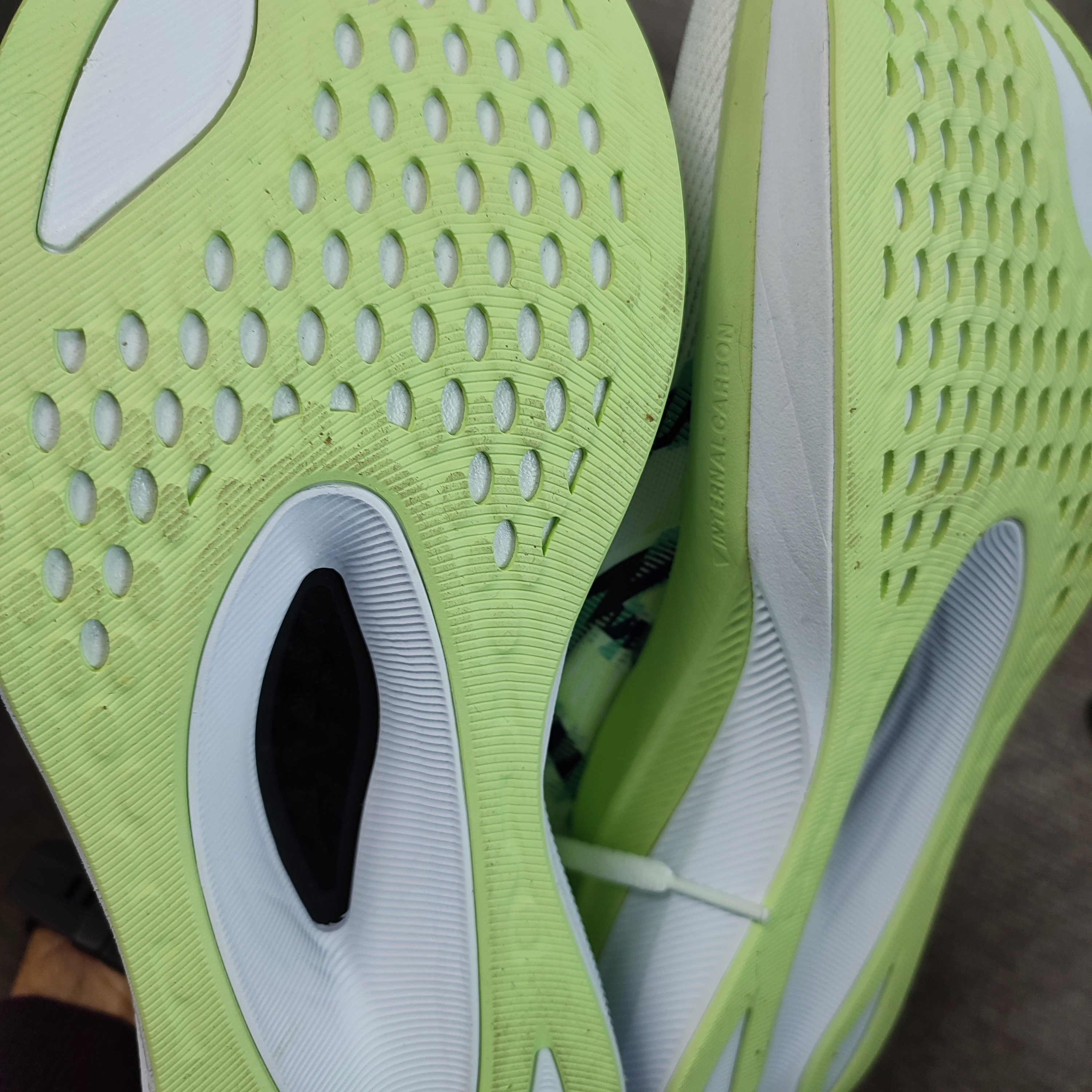 Asics Magic Speed 4 White Blue Expanse 착용 스타일 - 3