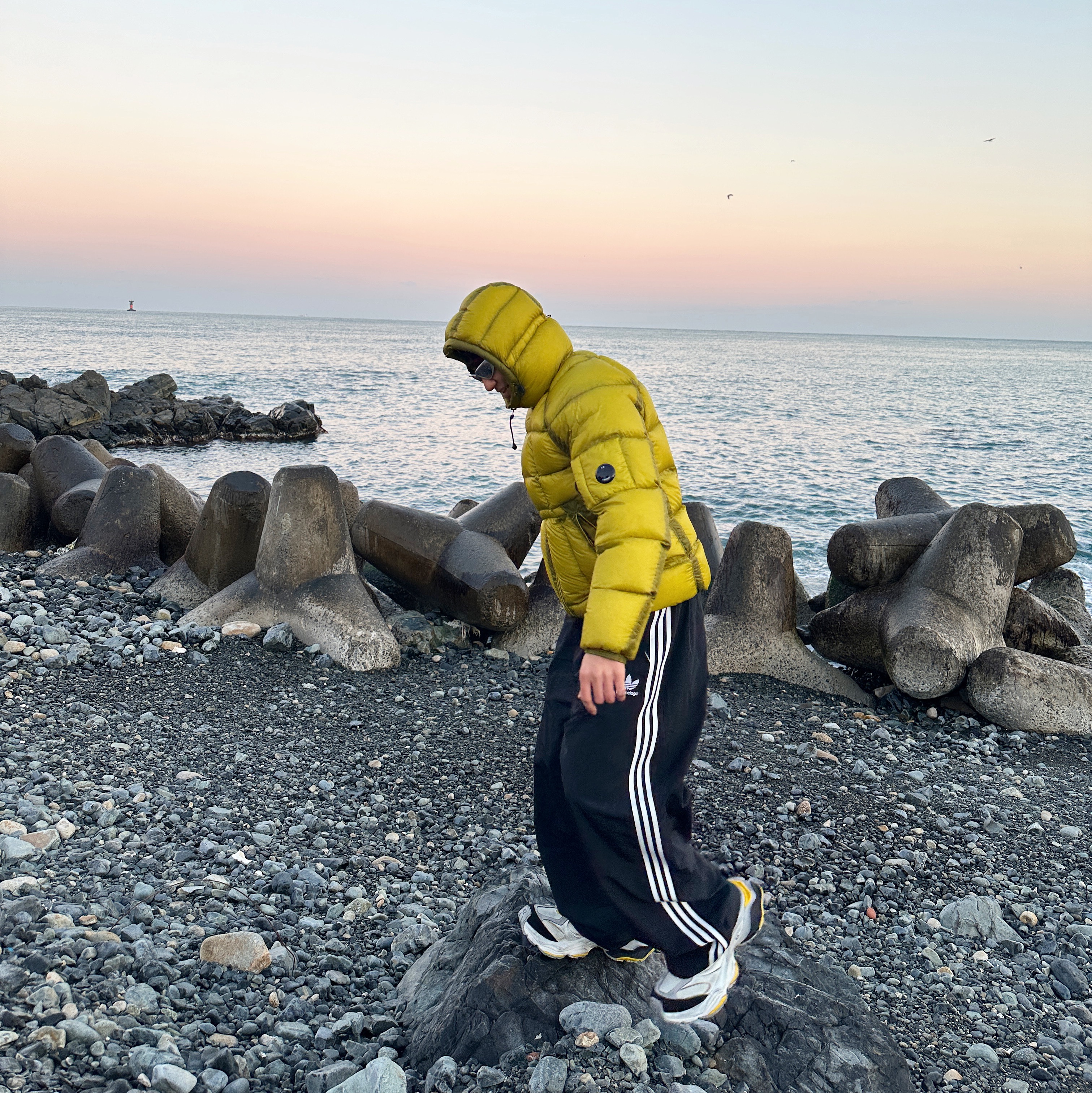C.P. Company DD Shell Hooded Down Jacket Golden Palm Yellow - 22FW, Balenciaga Cargo Sneakers Grey Black Yellow 착용 스타일 - 2