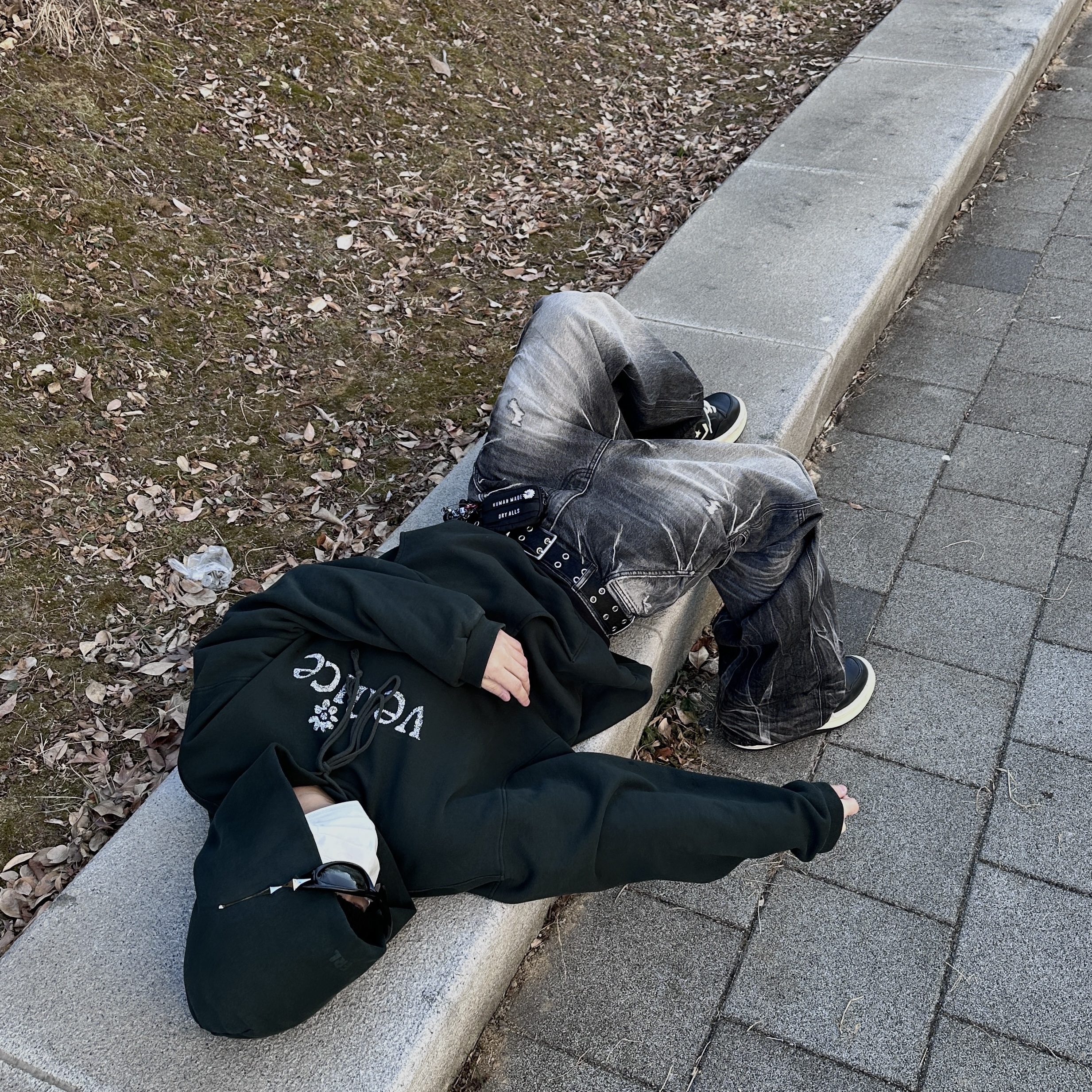 Gentle Monster Yyy 01 Black, ERL Venice Hoodie Black 착용 스타일