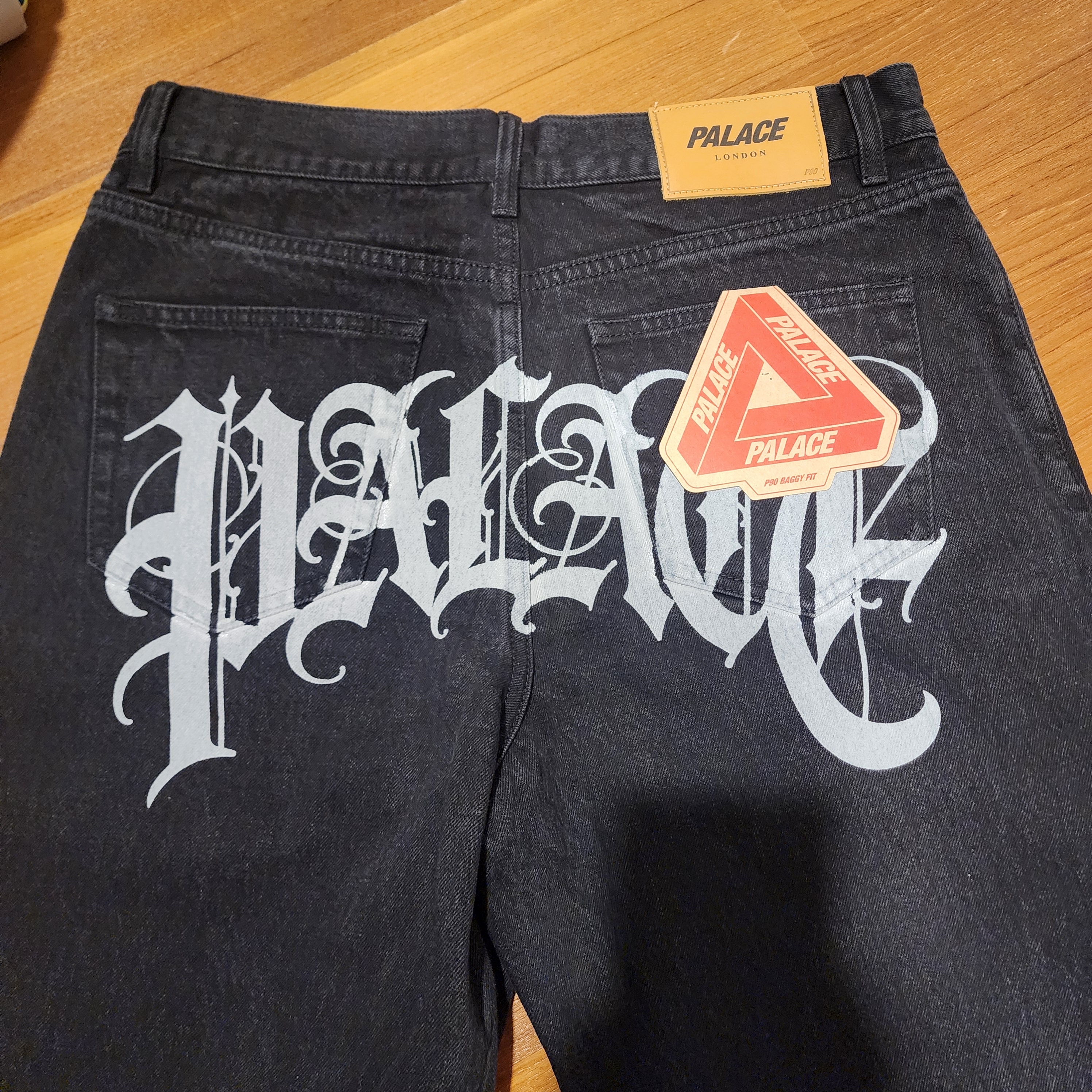 Palace EL Script P90 Baggy Jean Black - 24FW 착용 스타일 - 1