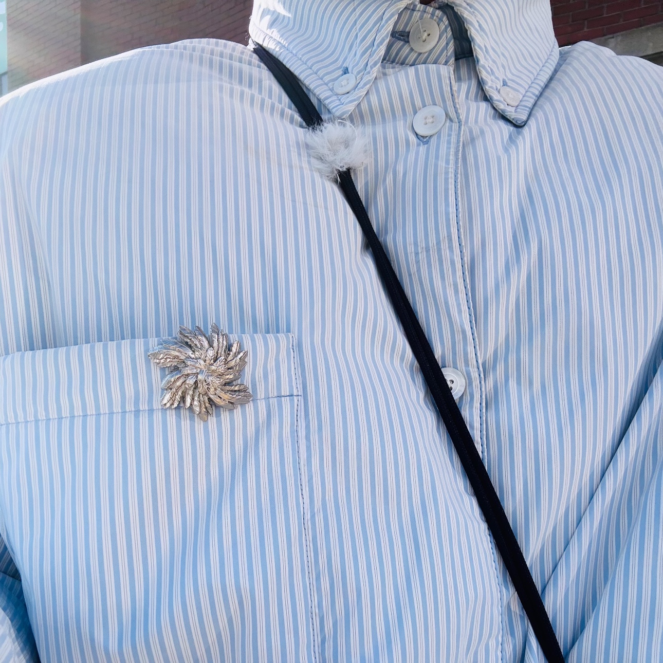 STU Flared Denim Pants Indigo, STU Wing Metal Brooch 착용 스타일 - 2