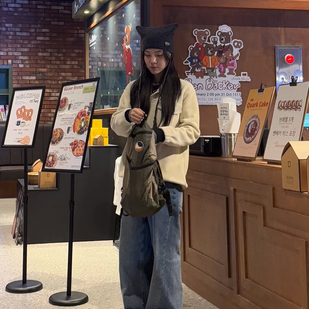 Ticket To The Moon Mini Backpack 15L Army Green Khaki 착용 스타일 - 3